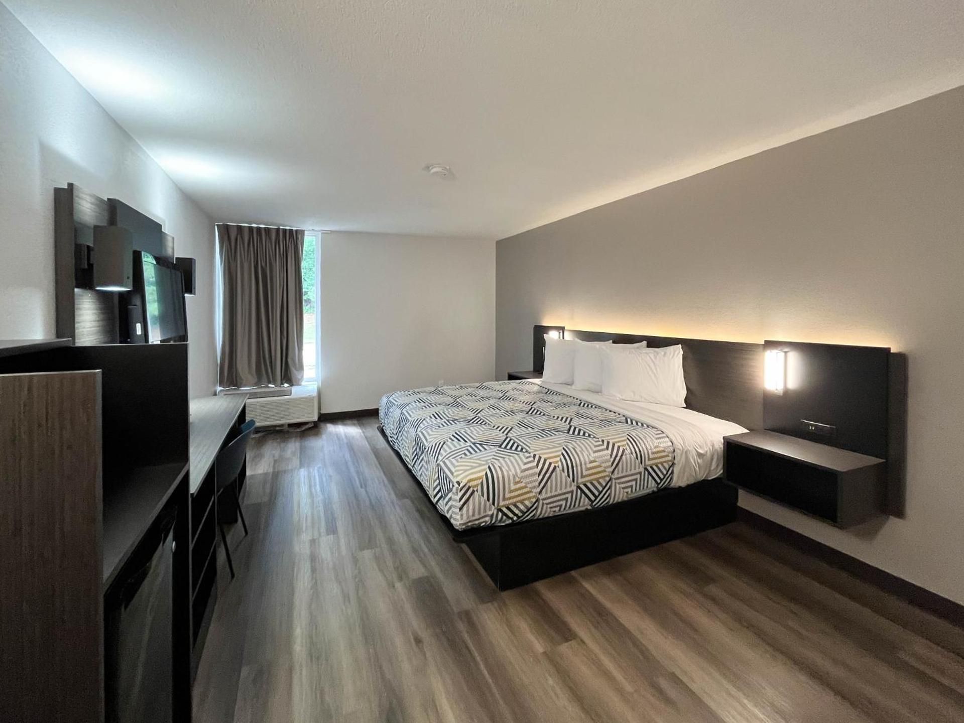 1 King Bed | Non-Smoking, Micfridge