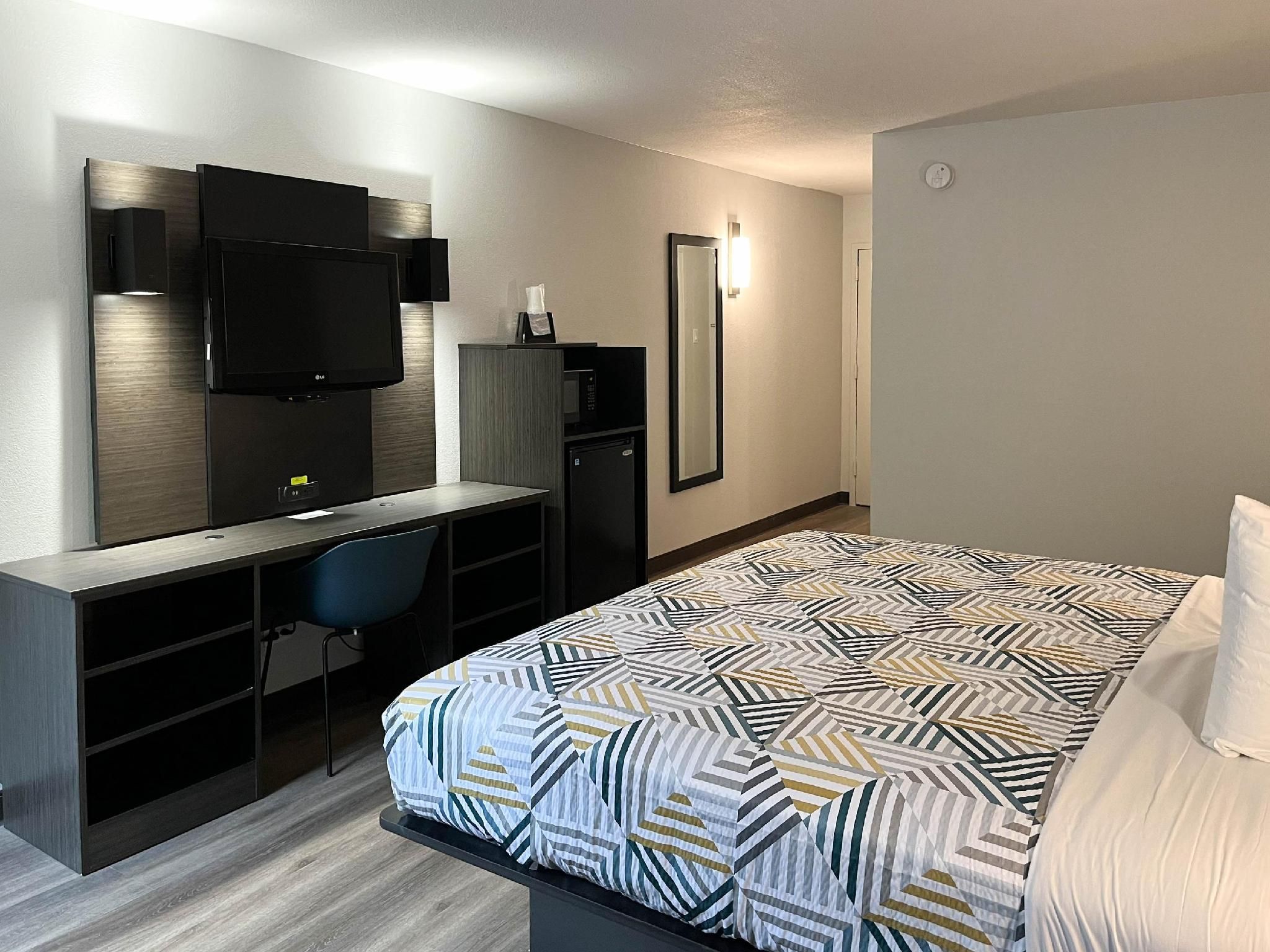 1 King Bed | Non-Smoking, Hot Tub, Micfridge