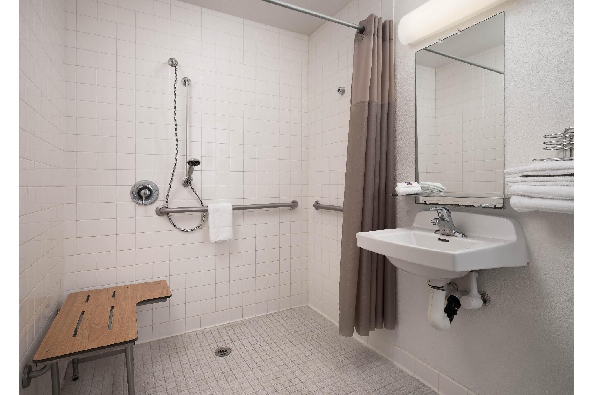 1 Full Bed - 1 Twin Bed | Mobility Access, RI Shwr, Smk