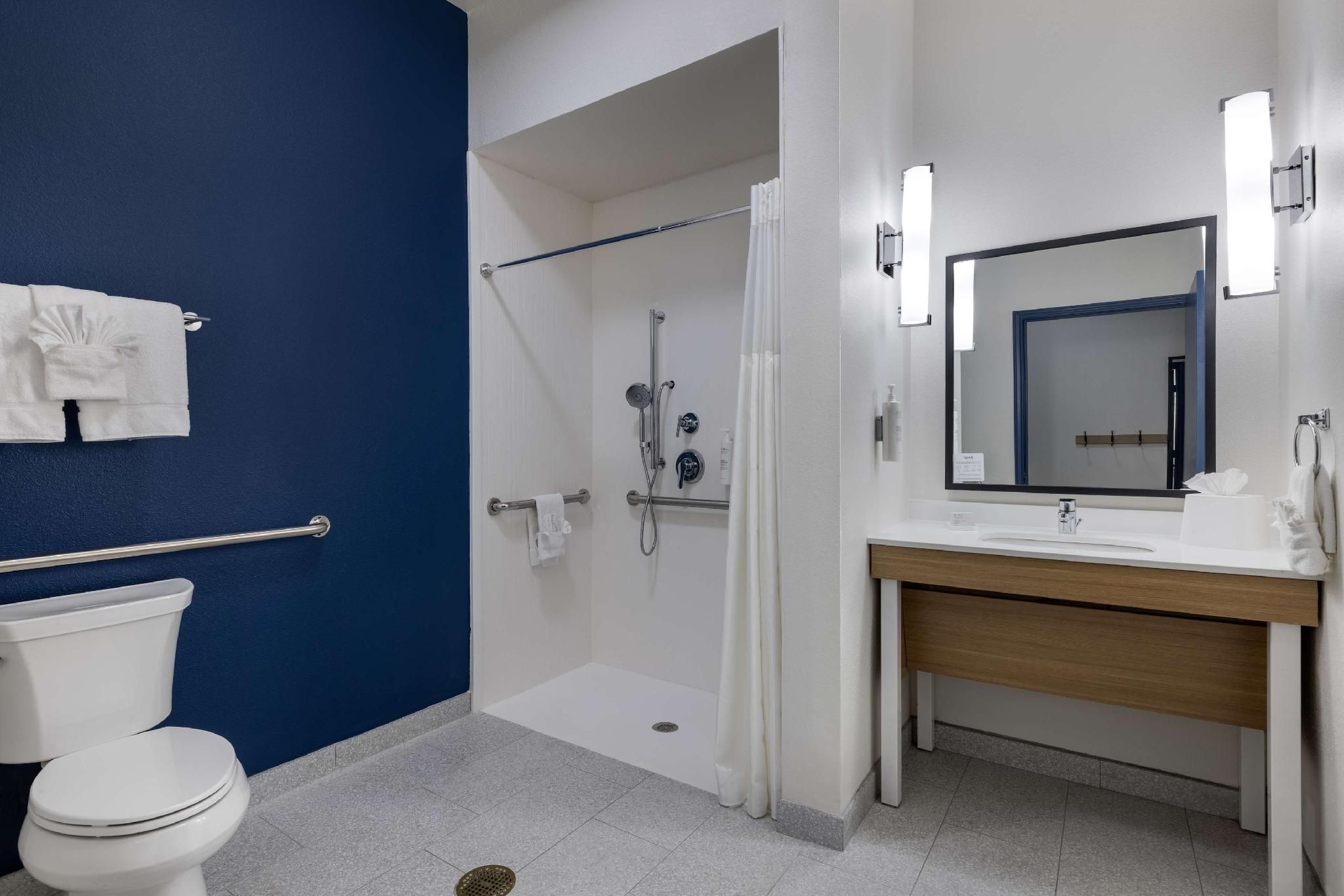 Spark by Hilton Nacogdoches 1 K Mobility/hearing Accessible Ri Shwr Sofabd 3