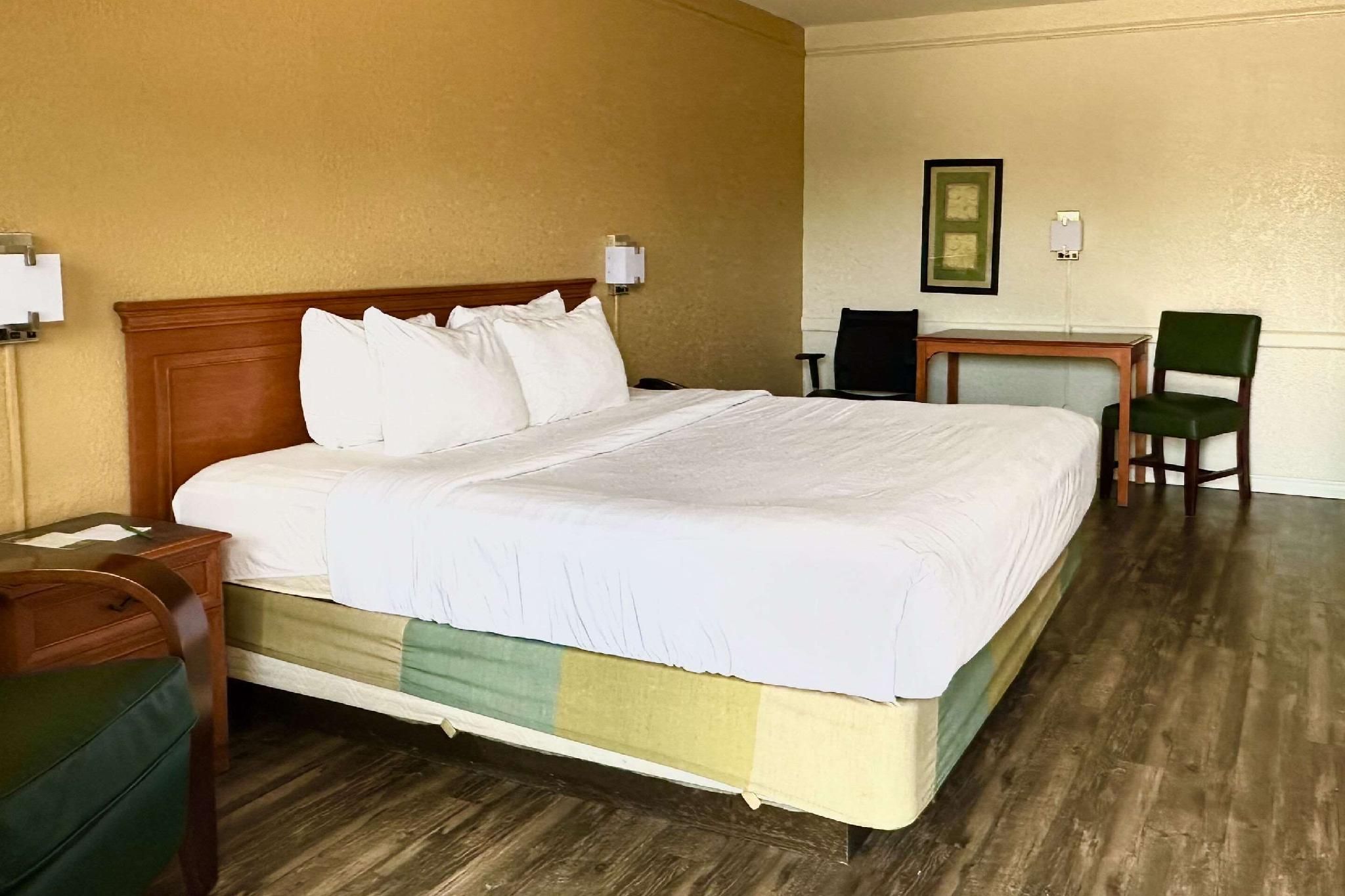 1 King Bed, Smoking