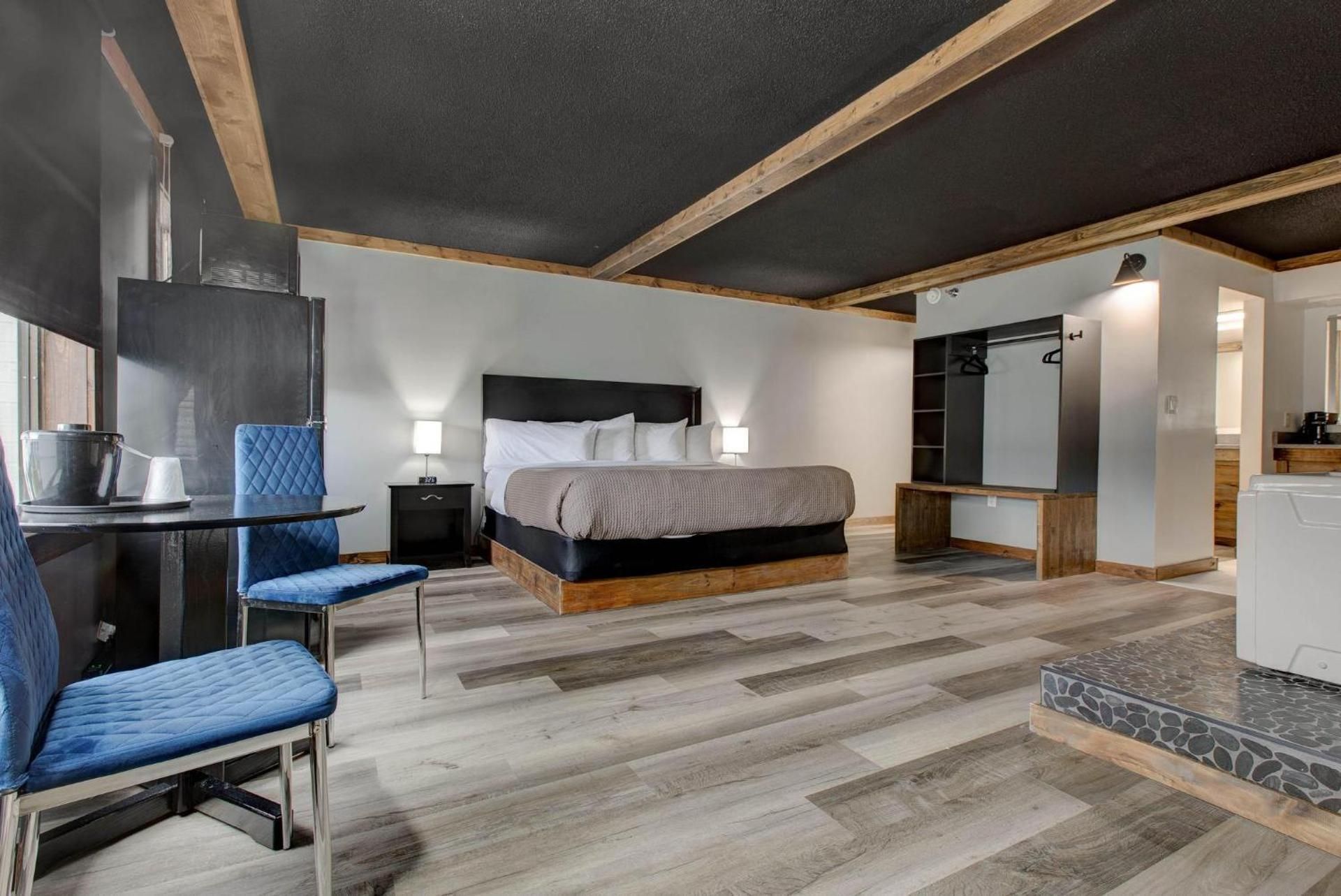 1 King Bed, Deluxe Suite, Non-Smoking