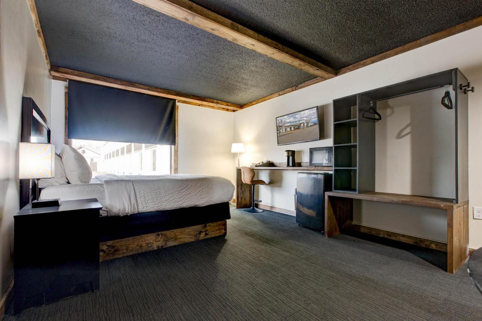 1 King Bed, Non-Smoking