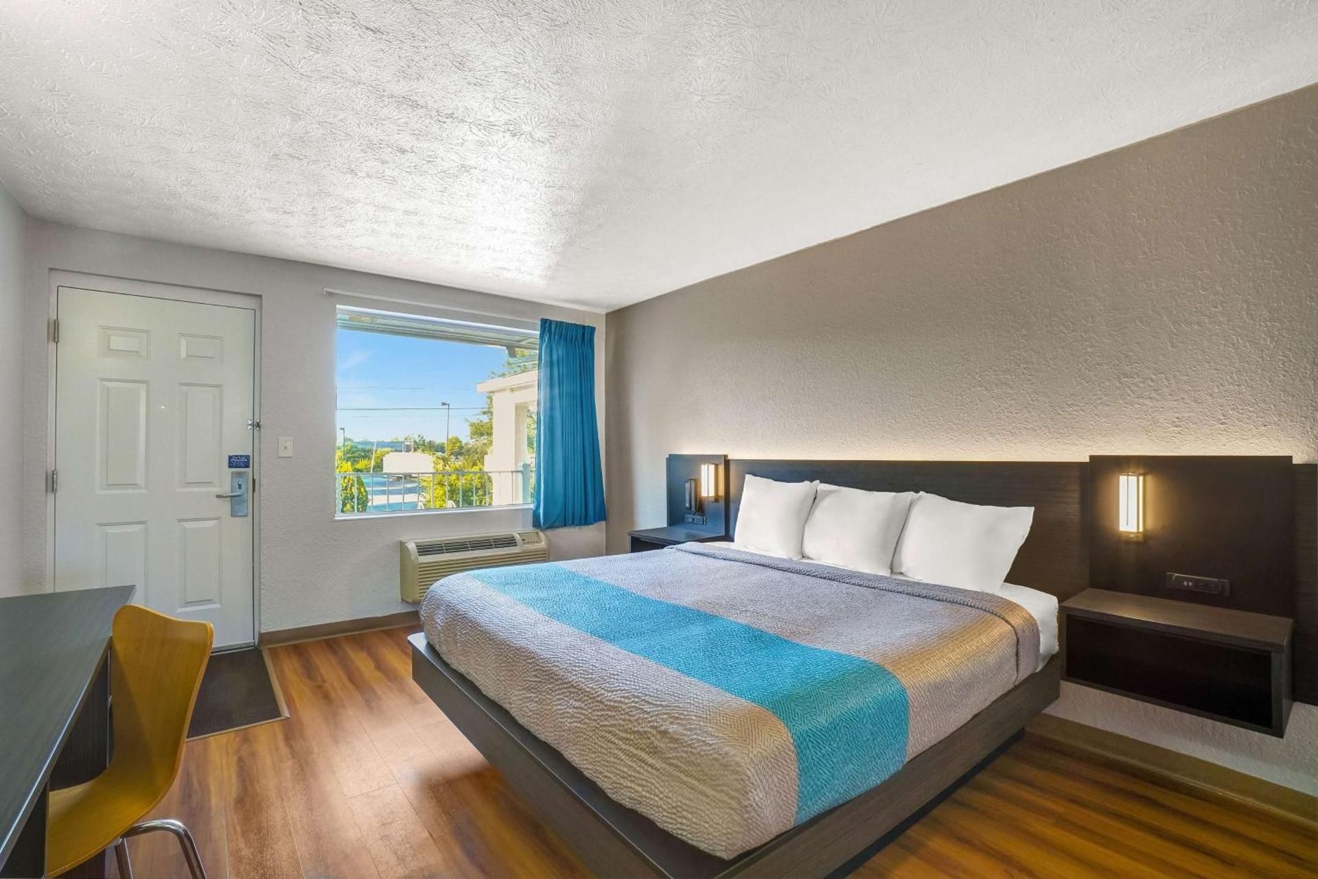 1 King Bed | Non-Smoking