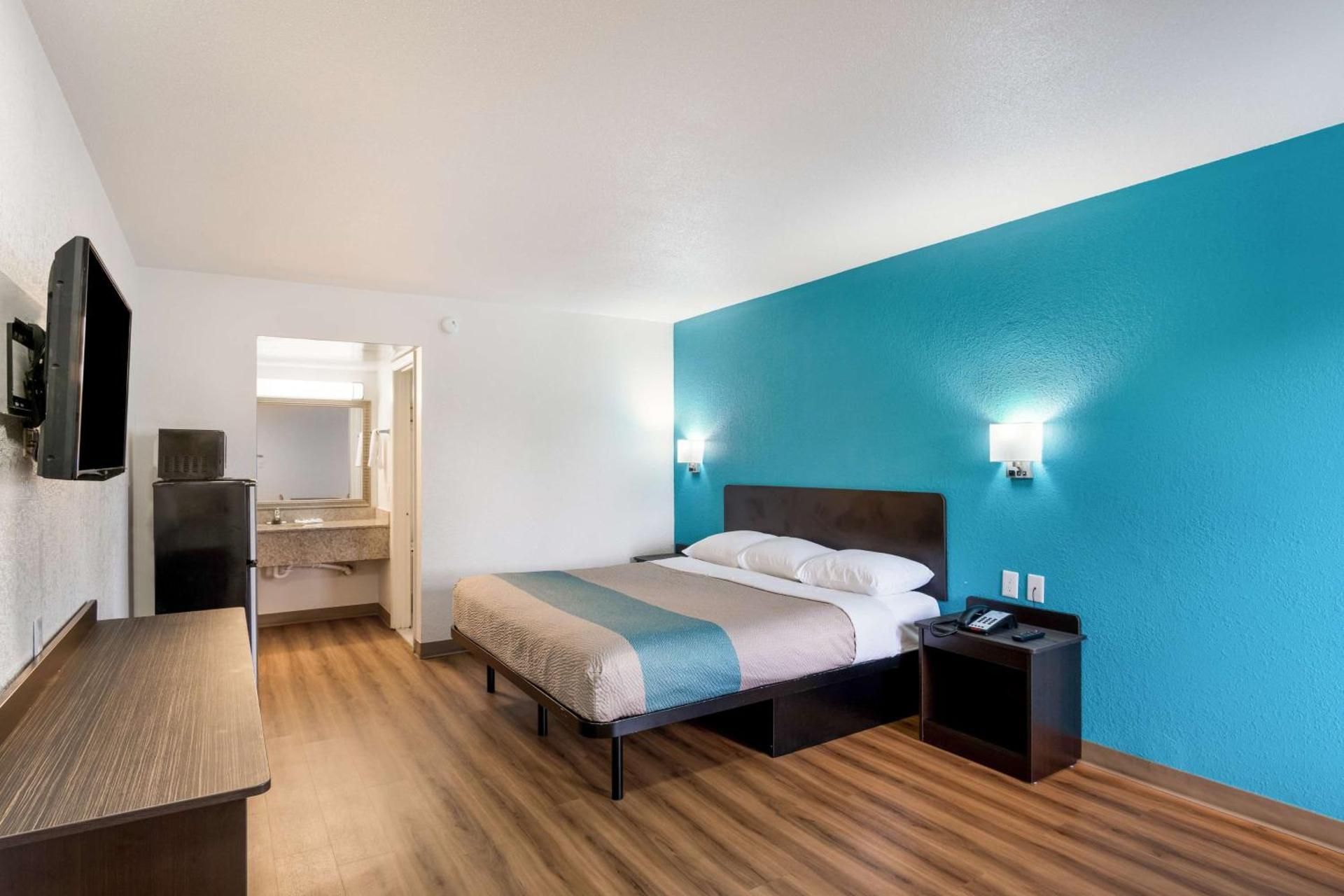1 King Bed | Smoking, Micfridge