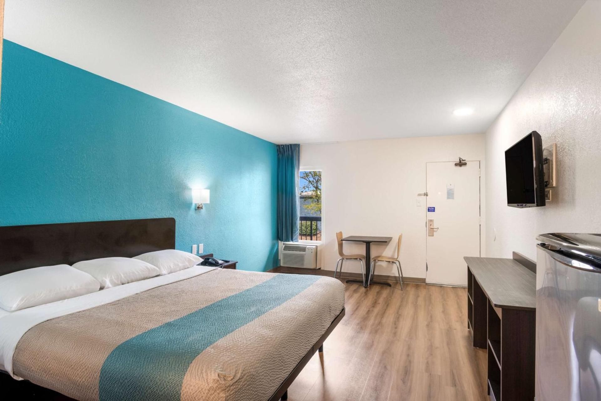 1 King Bed | Smoking, Micfridge