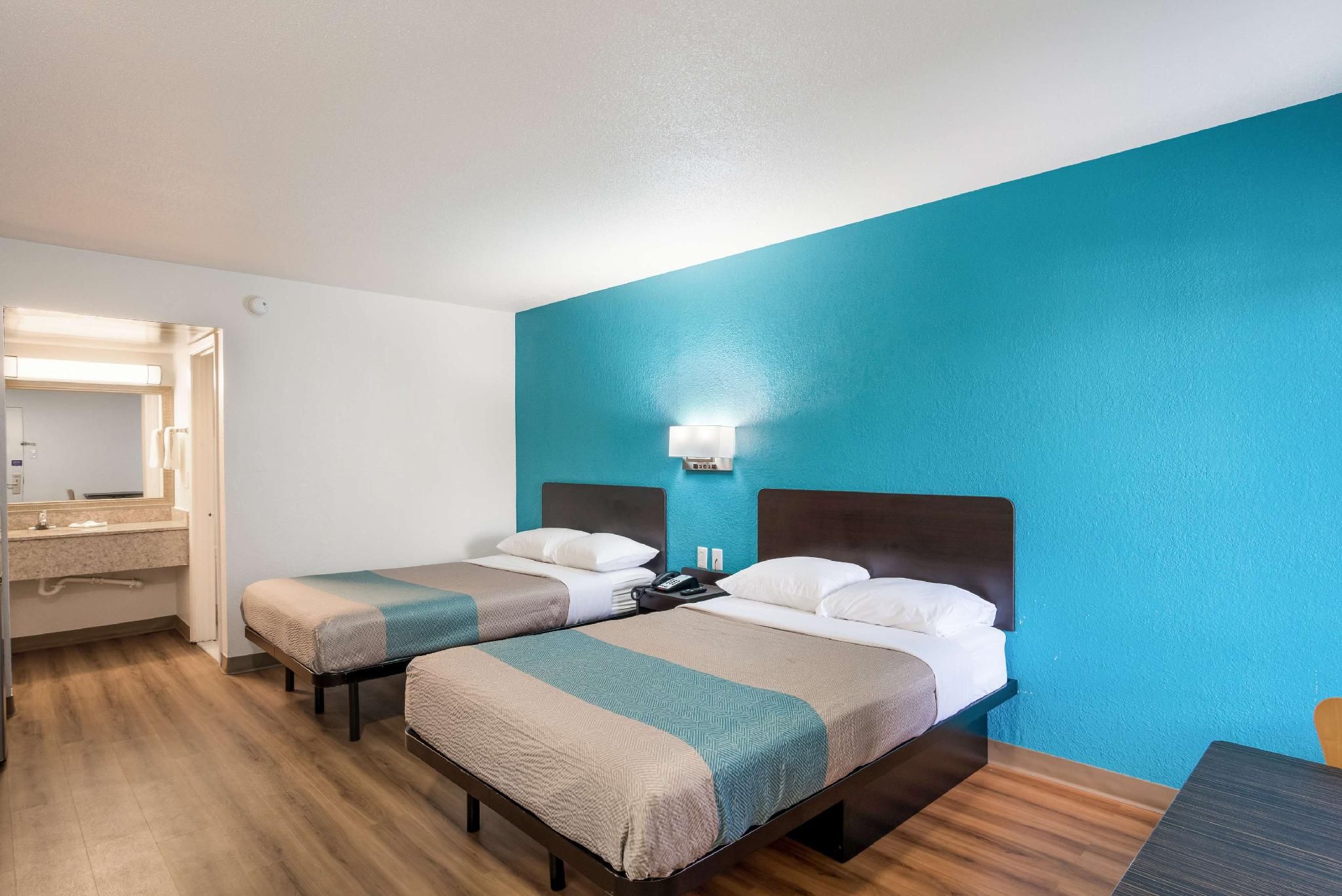 2 Full Beds | Mob Acc RI Shwr Nsmk Micfridg