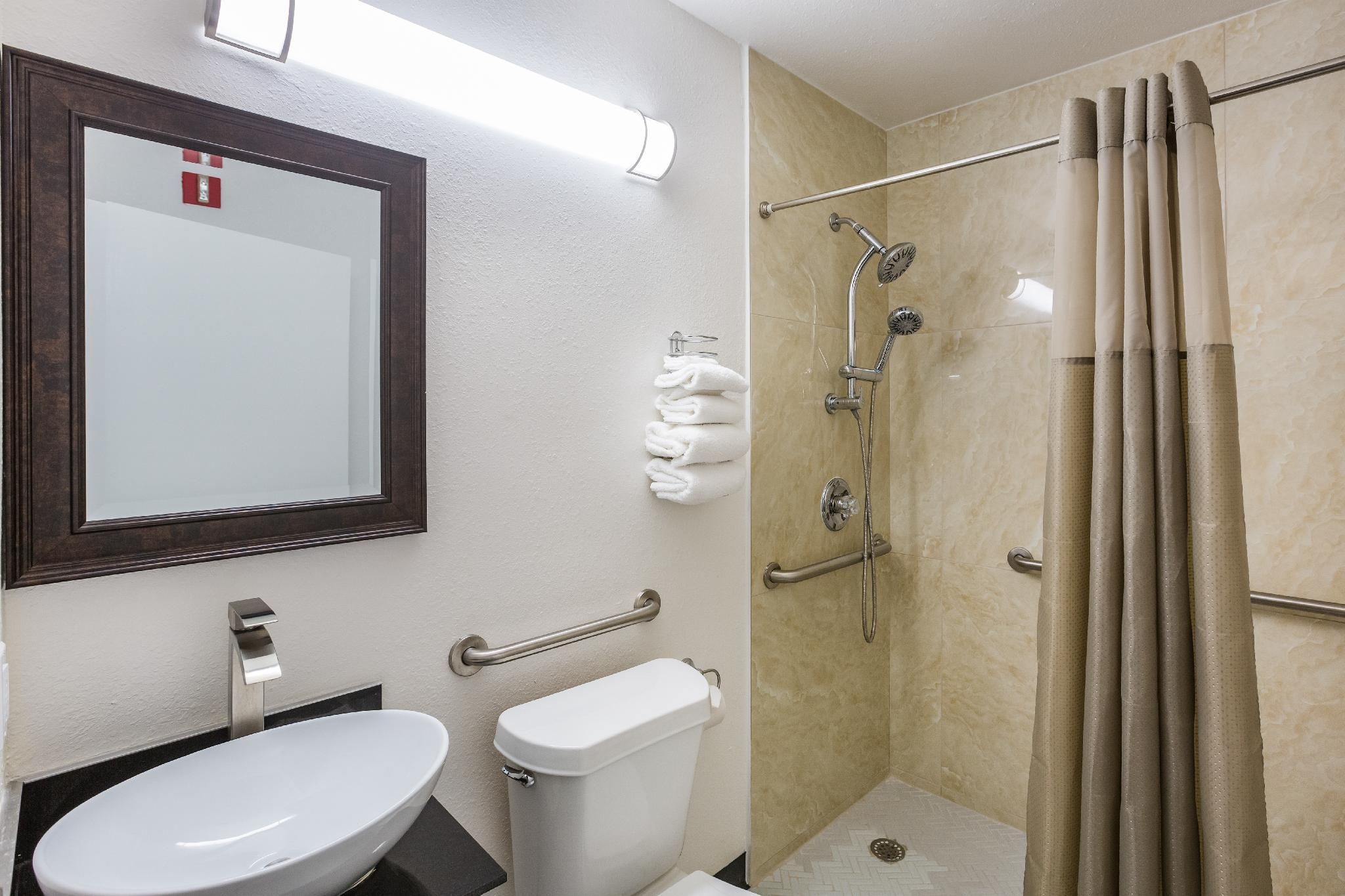 1 QUEEN BED | MOBILITY ACCESS RI SHWR NSMK