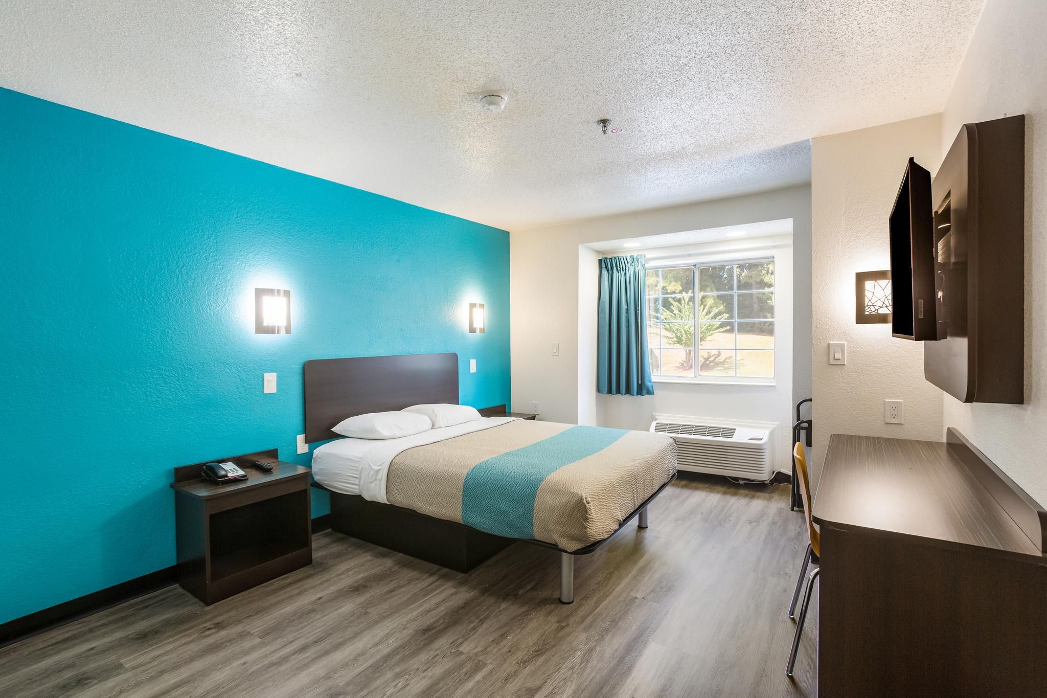 1 QUEEN BED | MOBILITY ACCESS RI SHWR NSMK