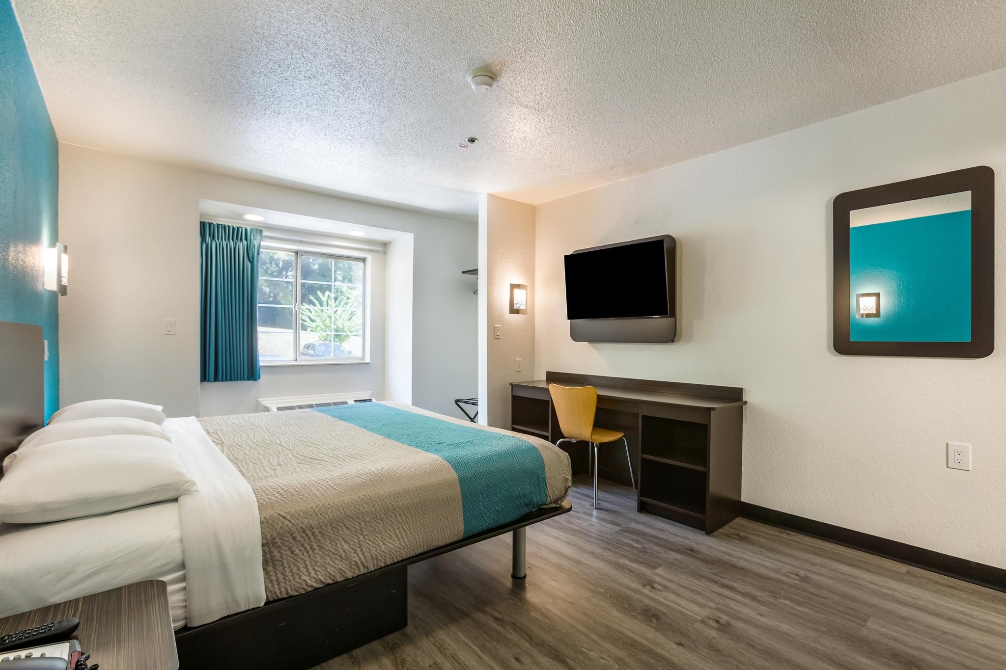 1 King Bed | Non-Smoking, Hot Tub, Micfridge