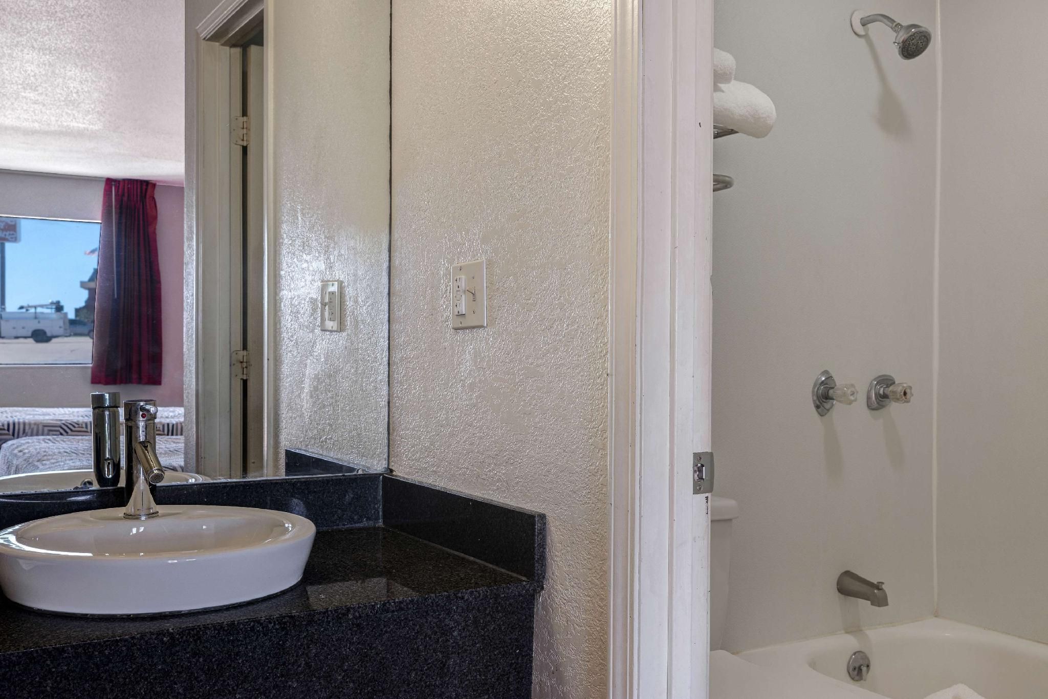 Motel 6 Rolla, MO 1 King Bed | Non-Smoking, Micfridge 3