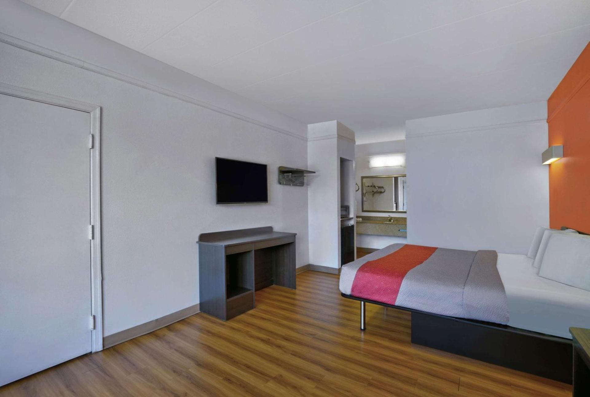 Queen Room - Disability Access - Non-Smoking