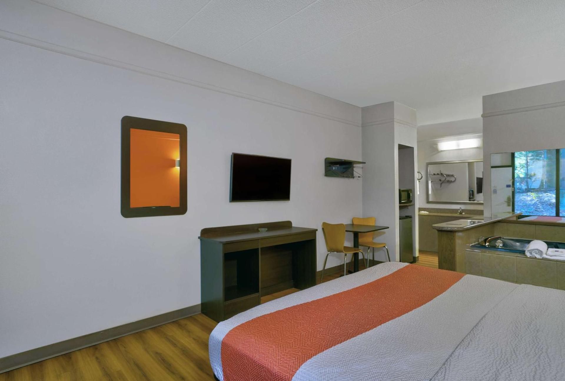 Queen Room - Disability Access - Non-Smoking