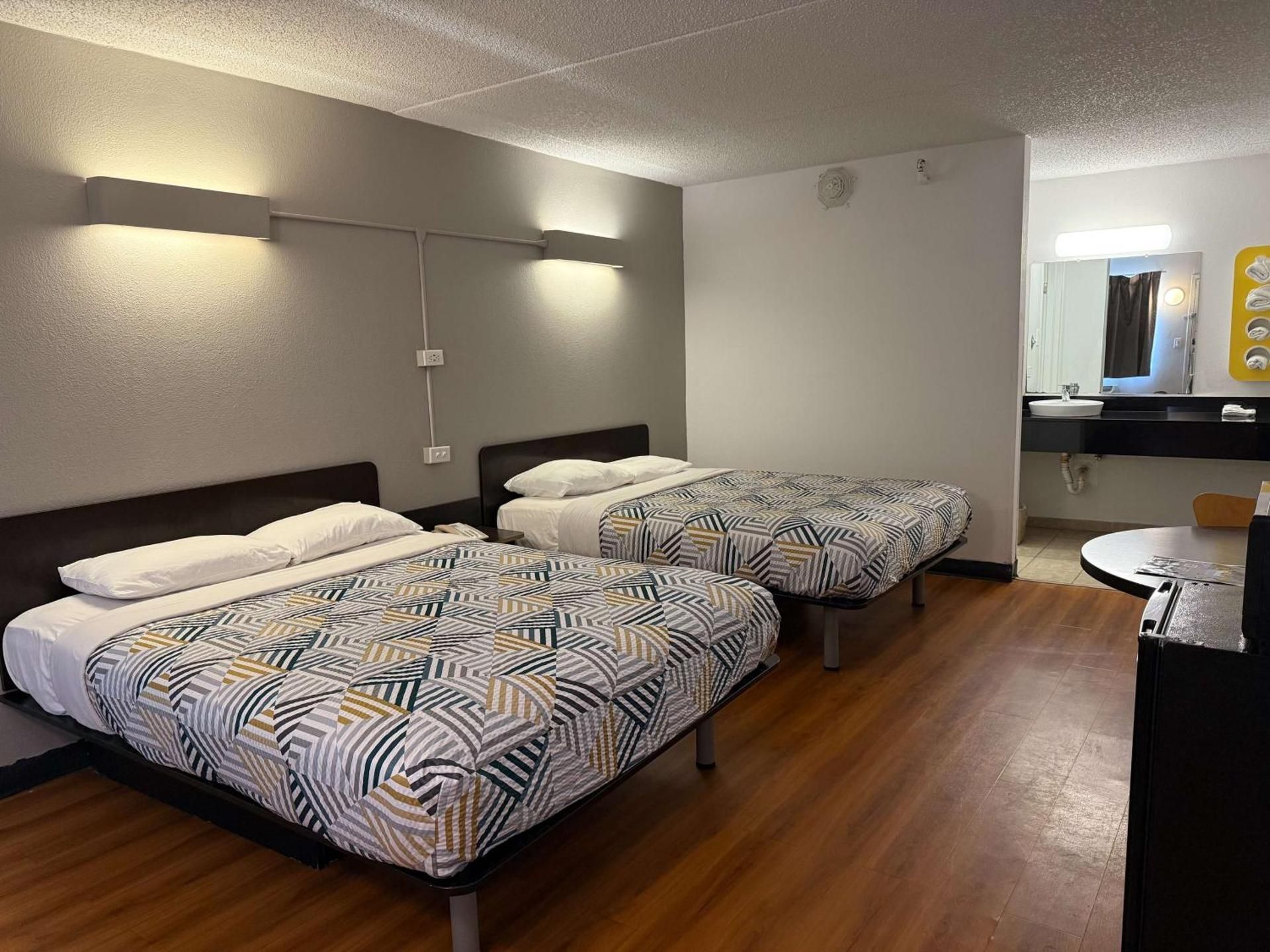 Motel 6 Joliet, IL - I-80 Queen Room with Two Queen Beds - Non-Smoking