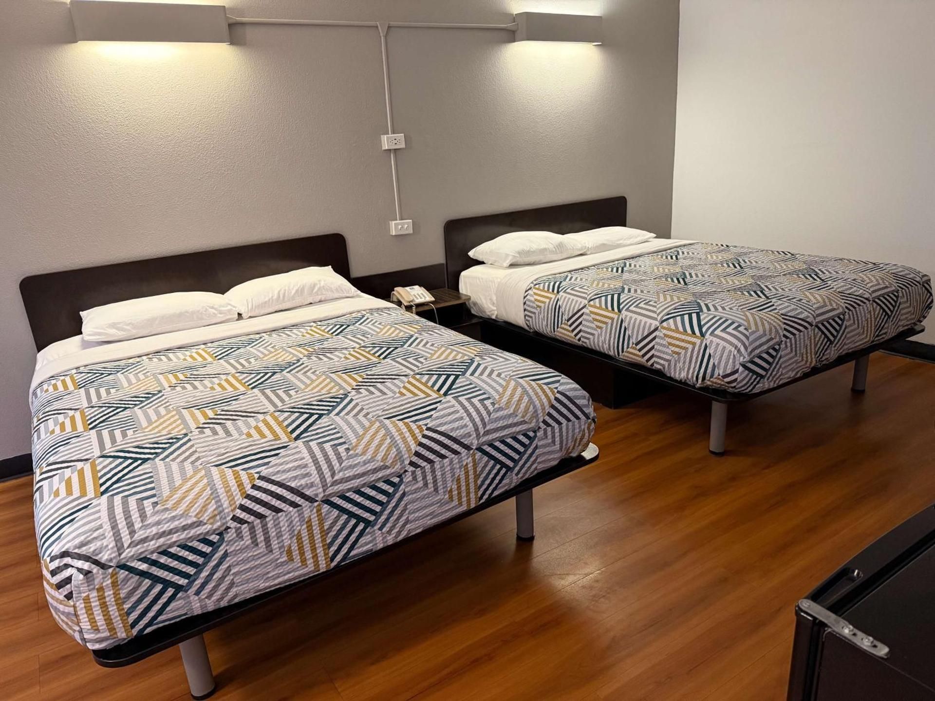 Motel 6 Joliet, IL - I-80 Queen Room with Two Queen Beds - Non-Smoking 2