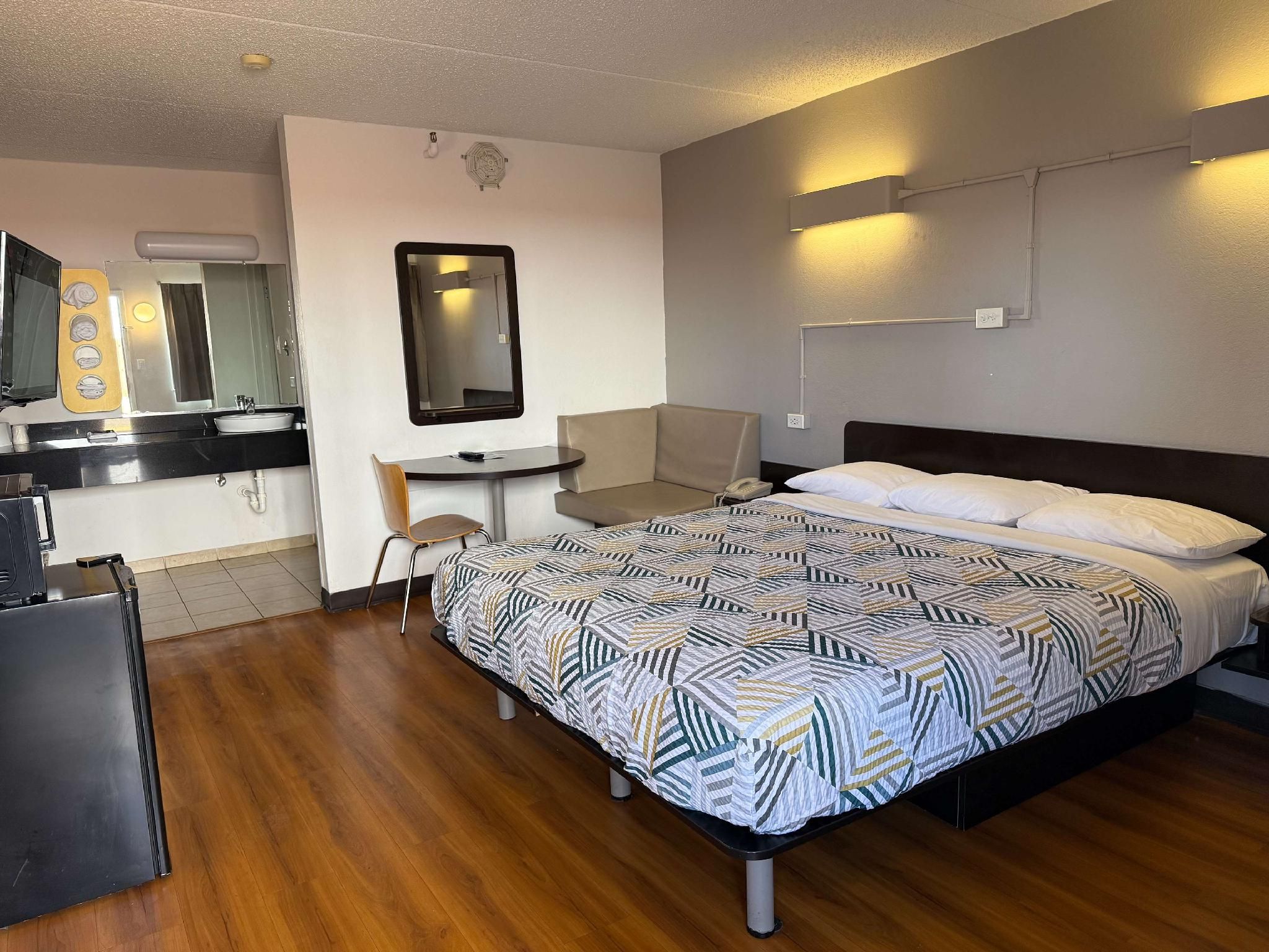 1 King Bed | Mobility Access RI Shwr Smk