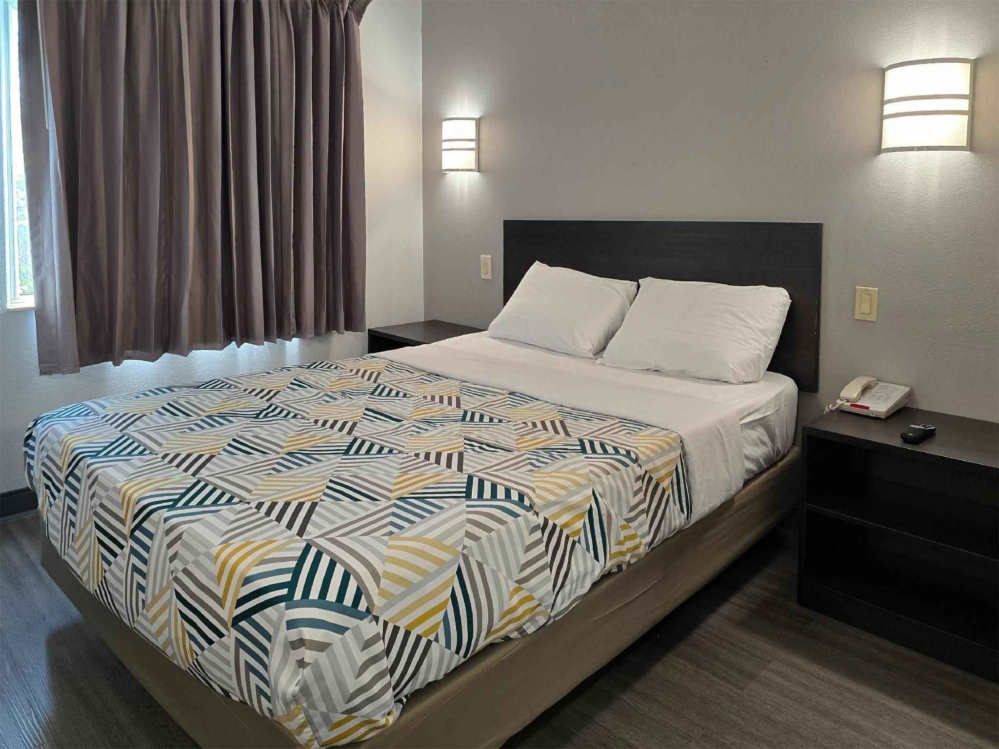 1 Queen Bed | ADA/RI Shower/Micfridge