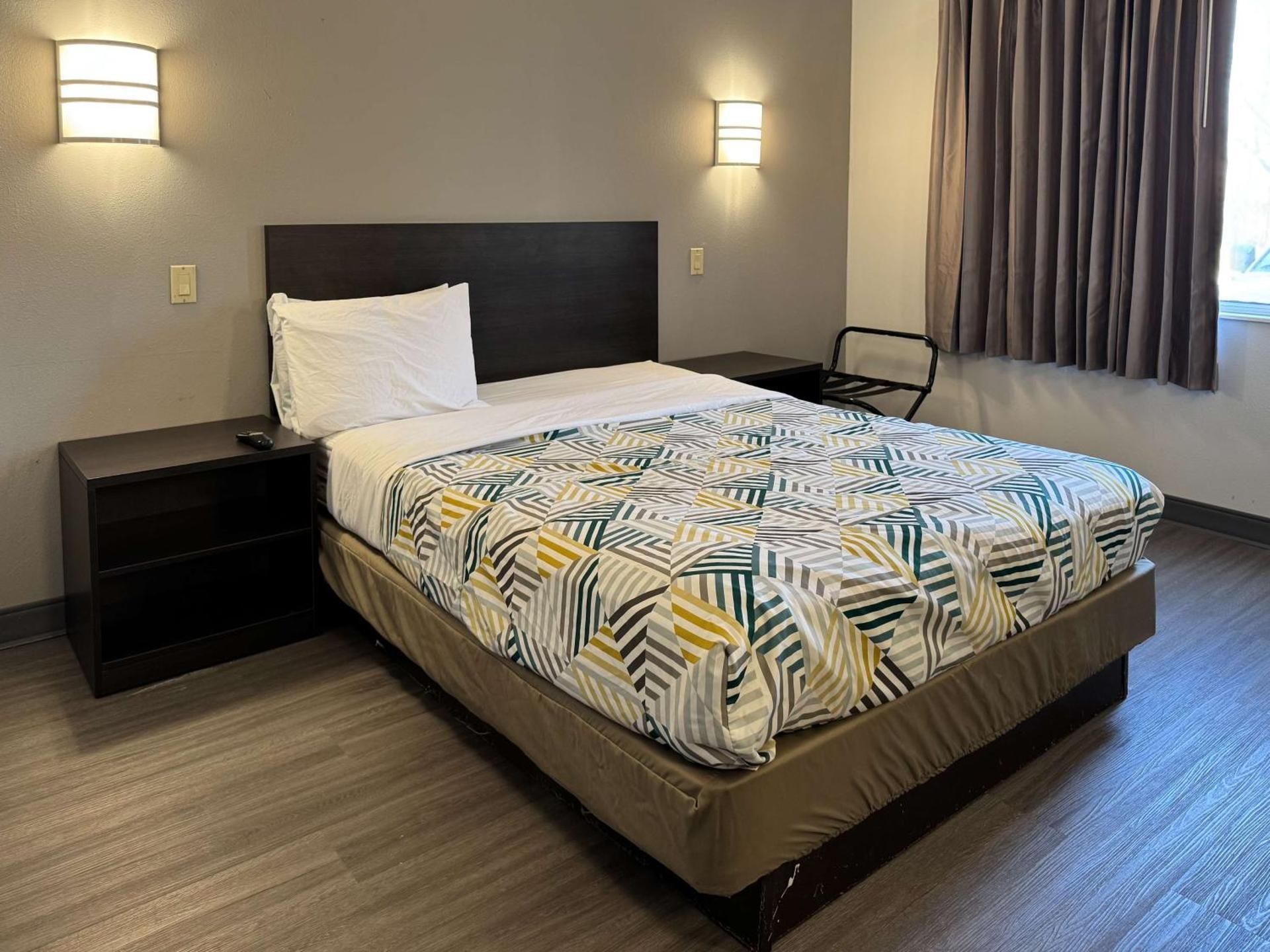 Queen Room - Disability Access - Non-Smoking