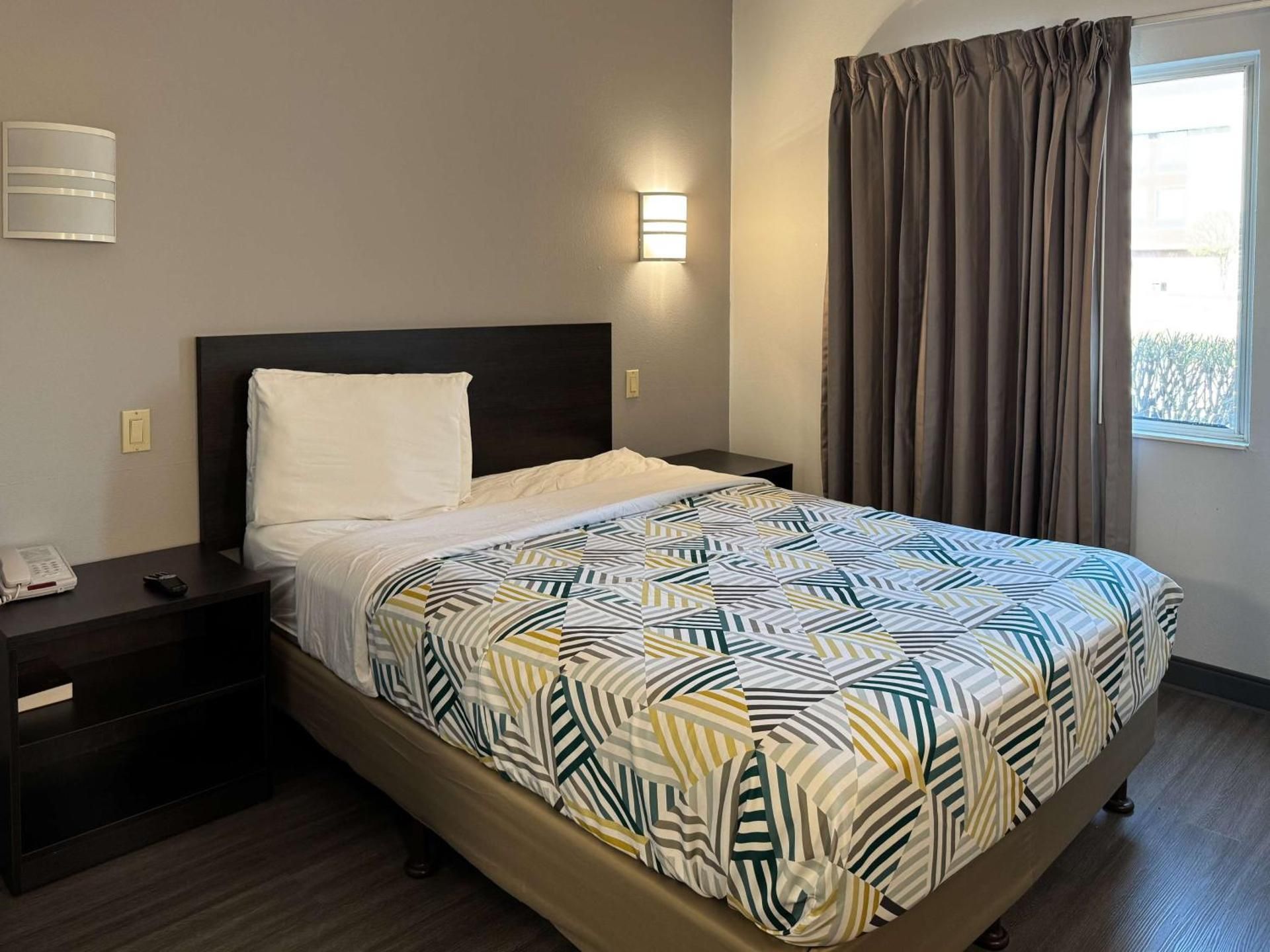 Queen Room - Disability Access - Non-Smoking
