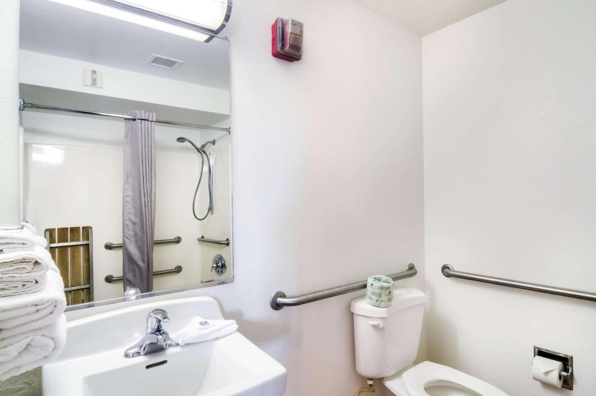 Queen Room - Disability Access - Roll in Shower