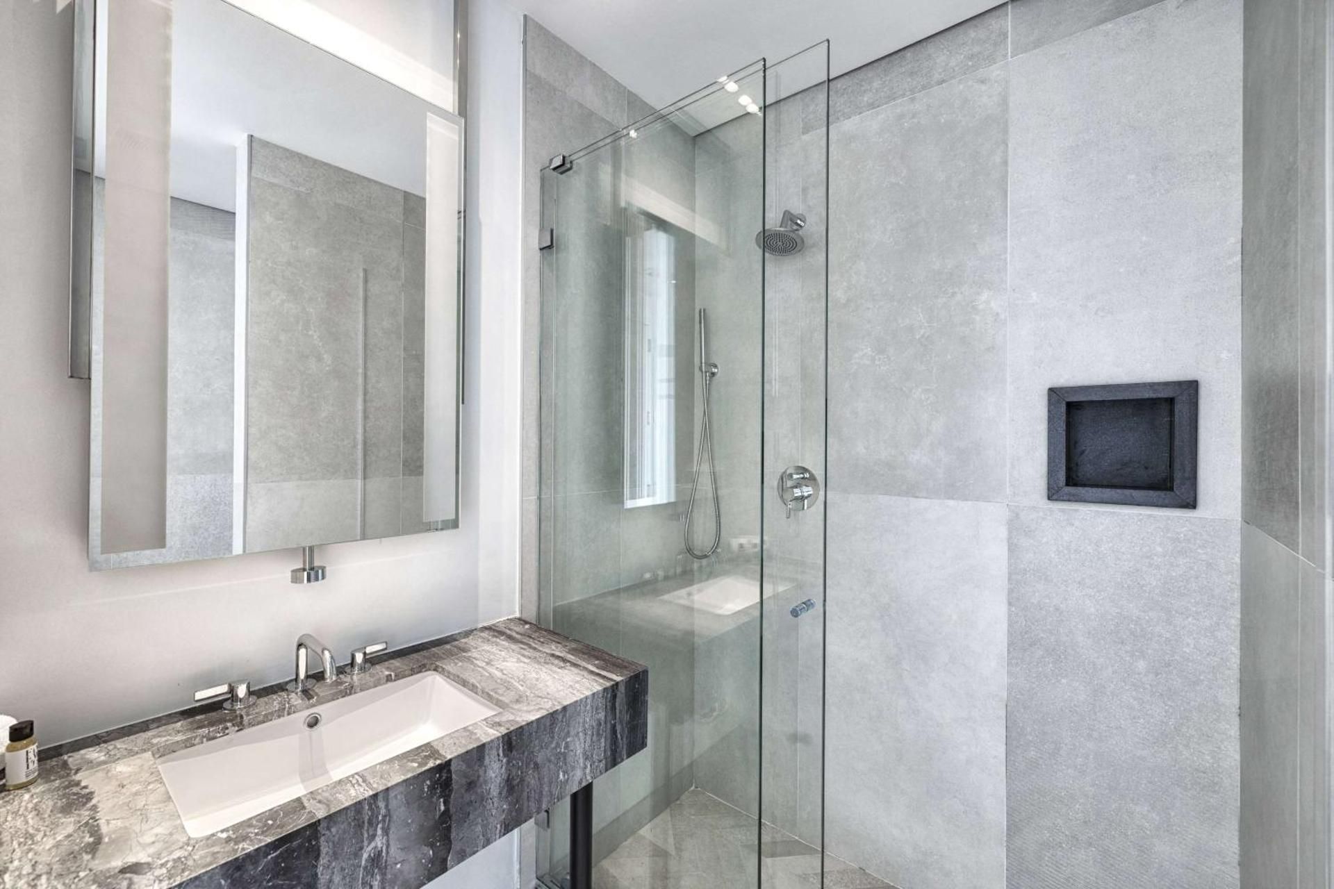Deluxe Queen Room with City View, Non-Smoking
