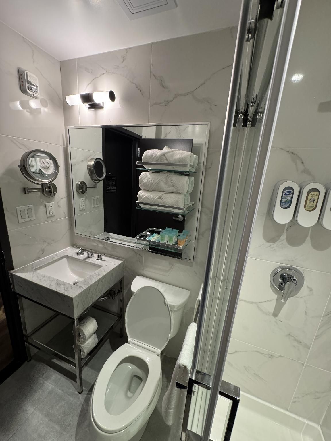 Hotel Mirage Brooklyn Superior Queen Bed 2