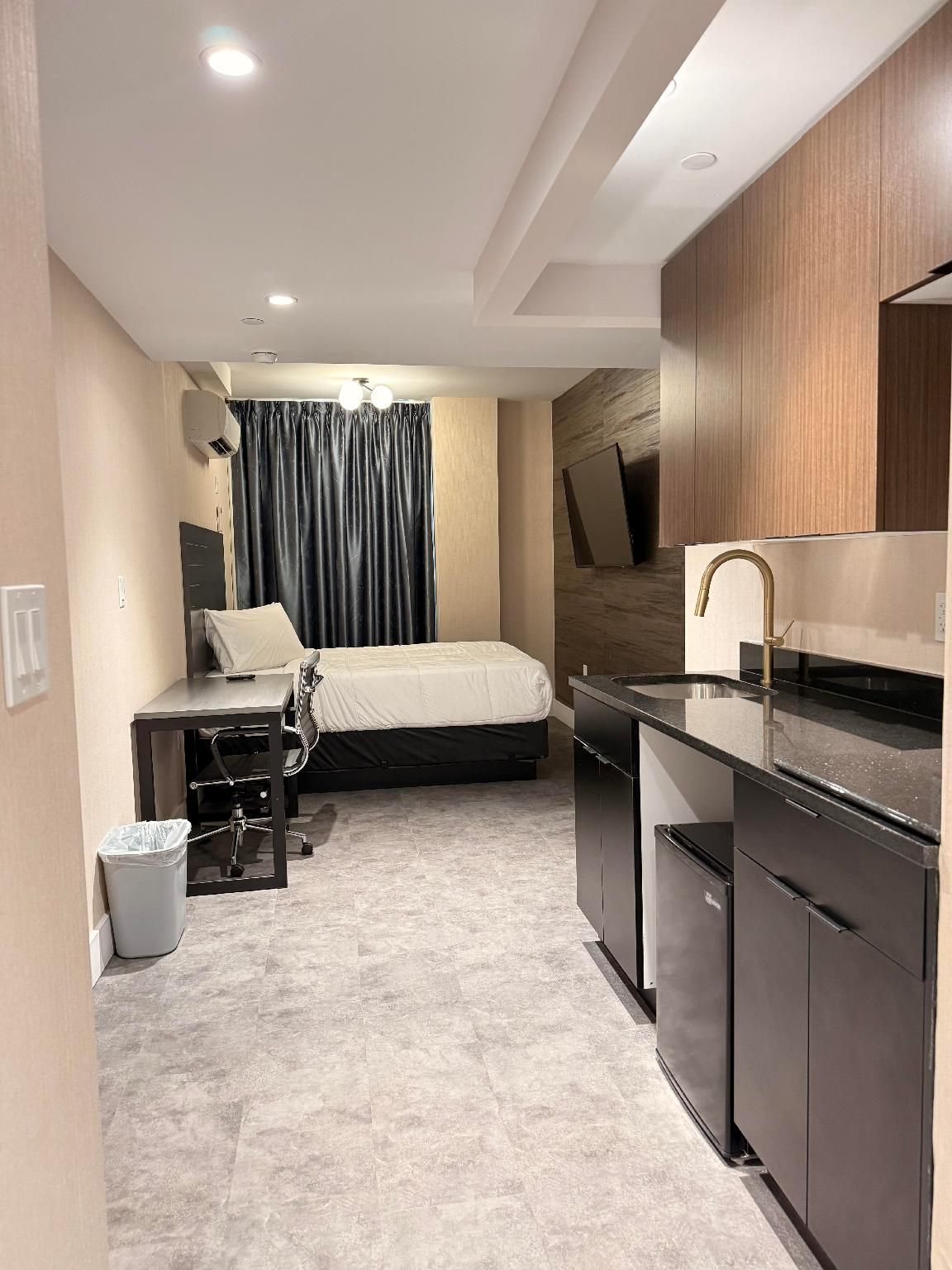 HOTEL ROSE Queen Bed - Smoking 3