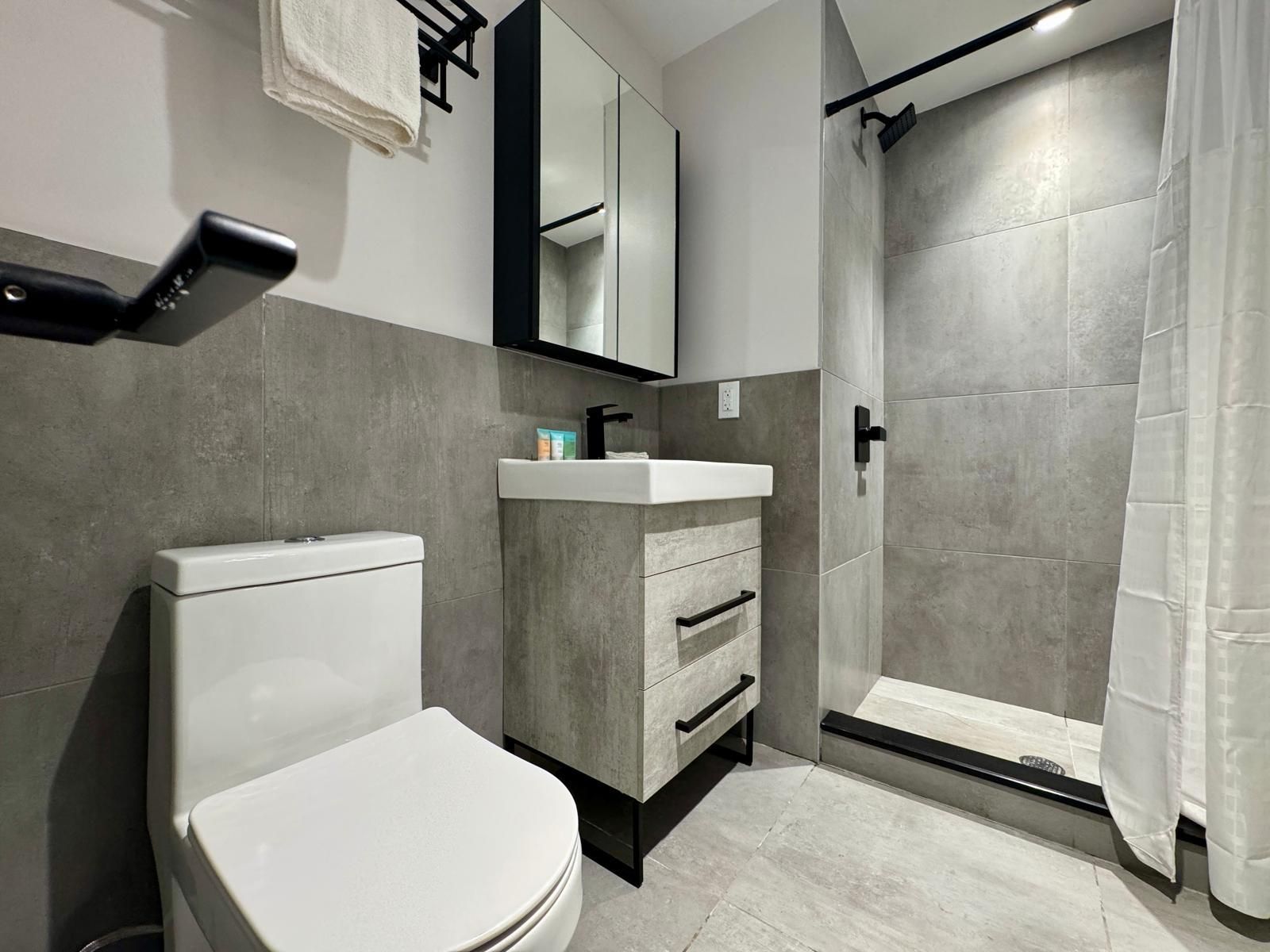 HOTEL ROSE Queen Bed - Smoking 2