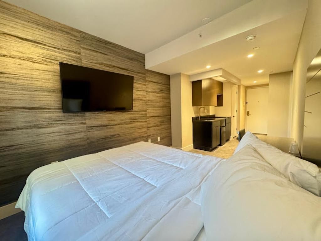 HOTEL ROSE Queen Bed - Smoking