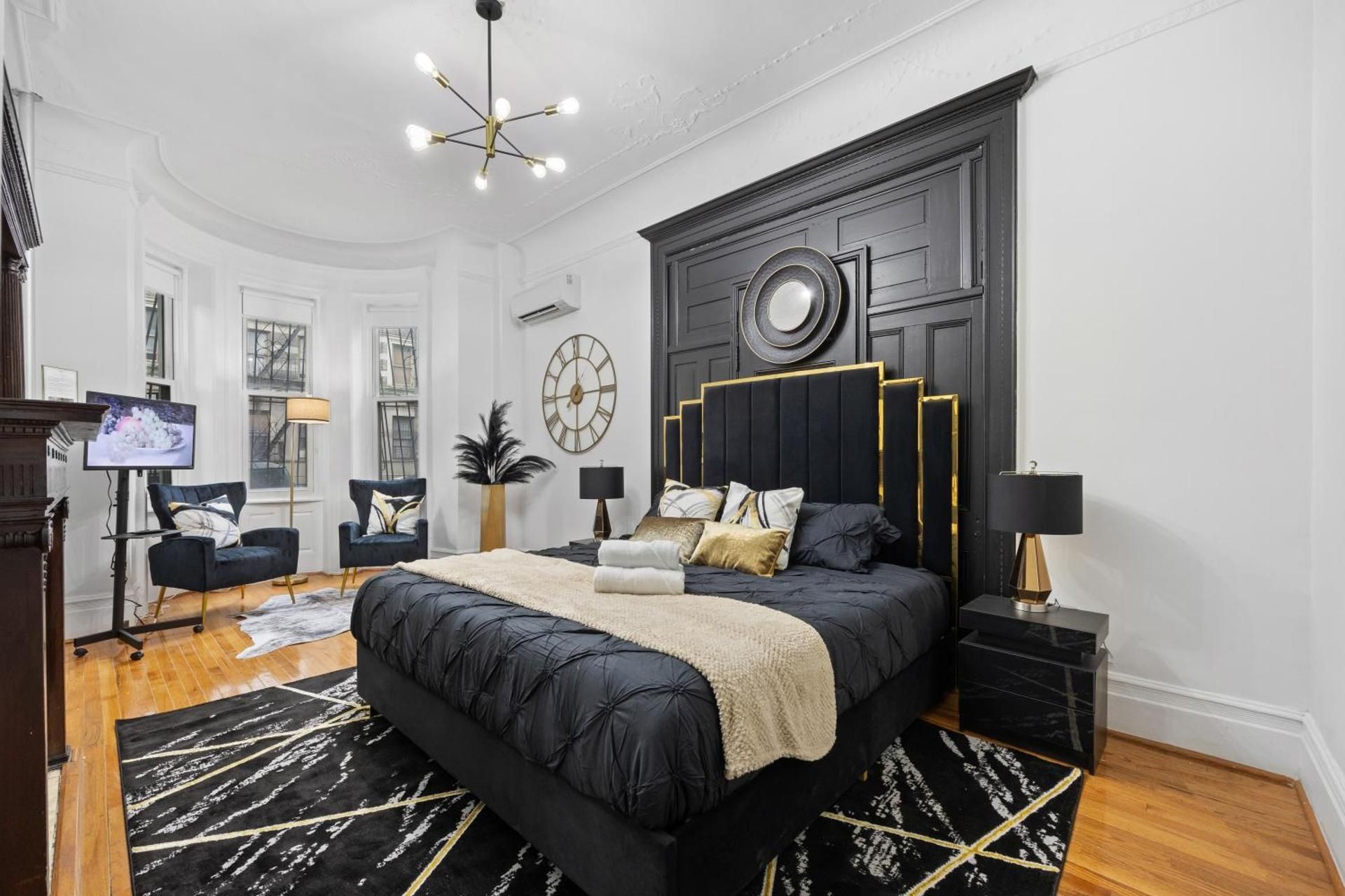 Deluxe One-Bedroom Apartment