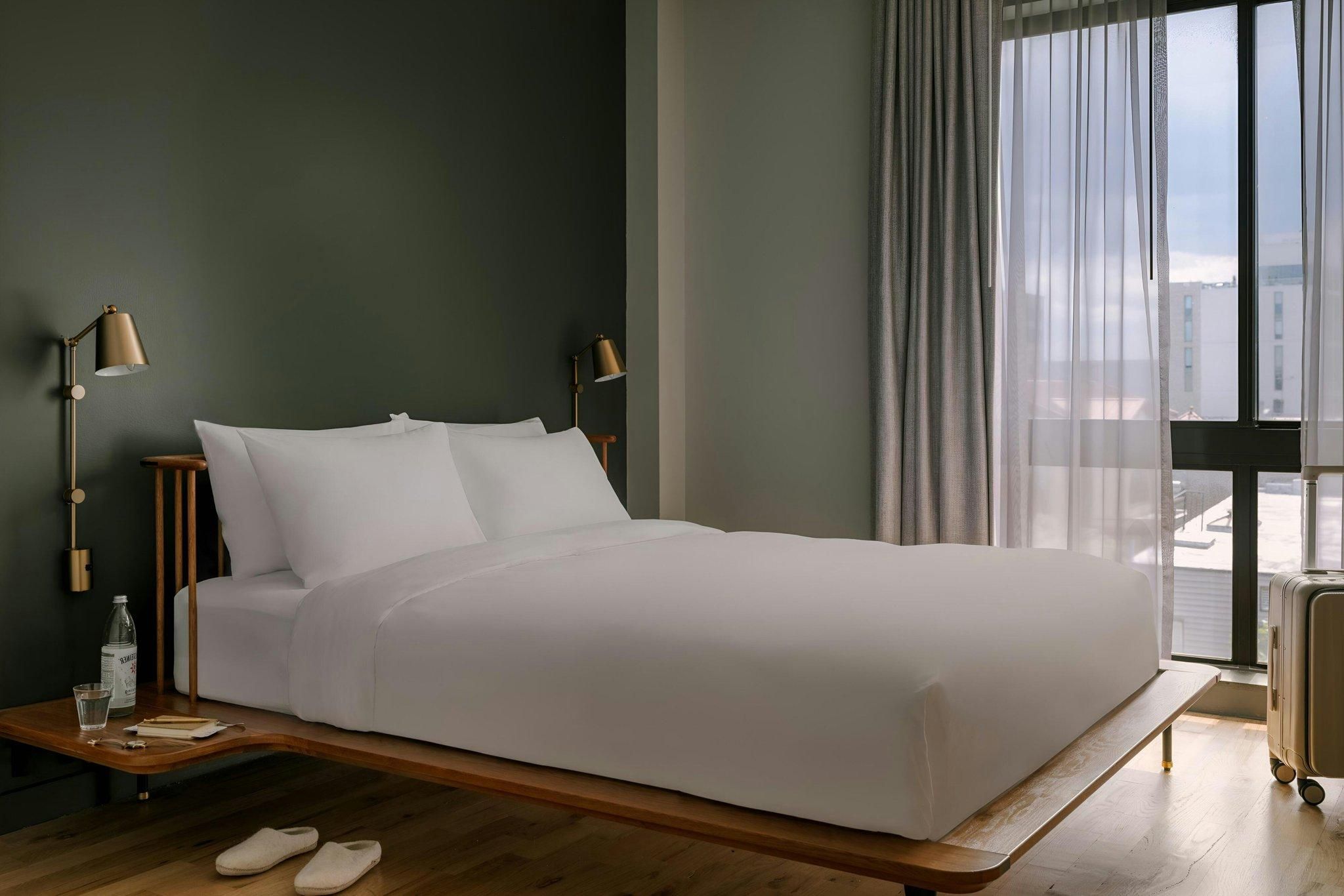 Accessible Guest room, 1 Queen, Roll-In Shower