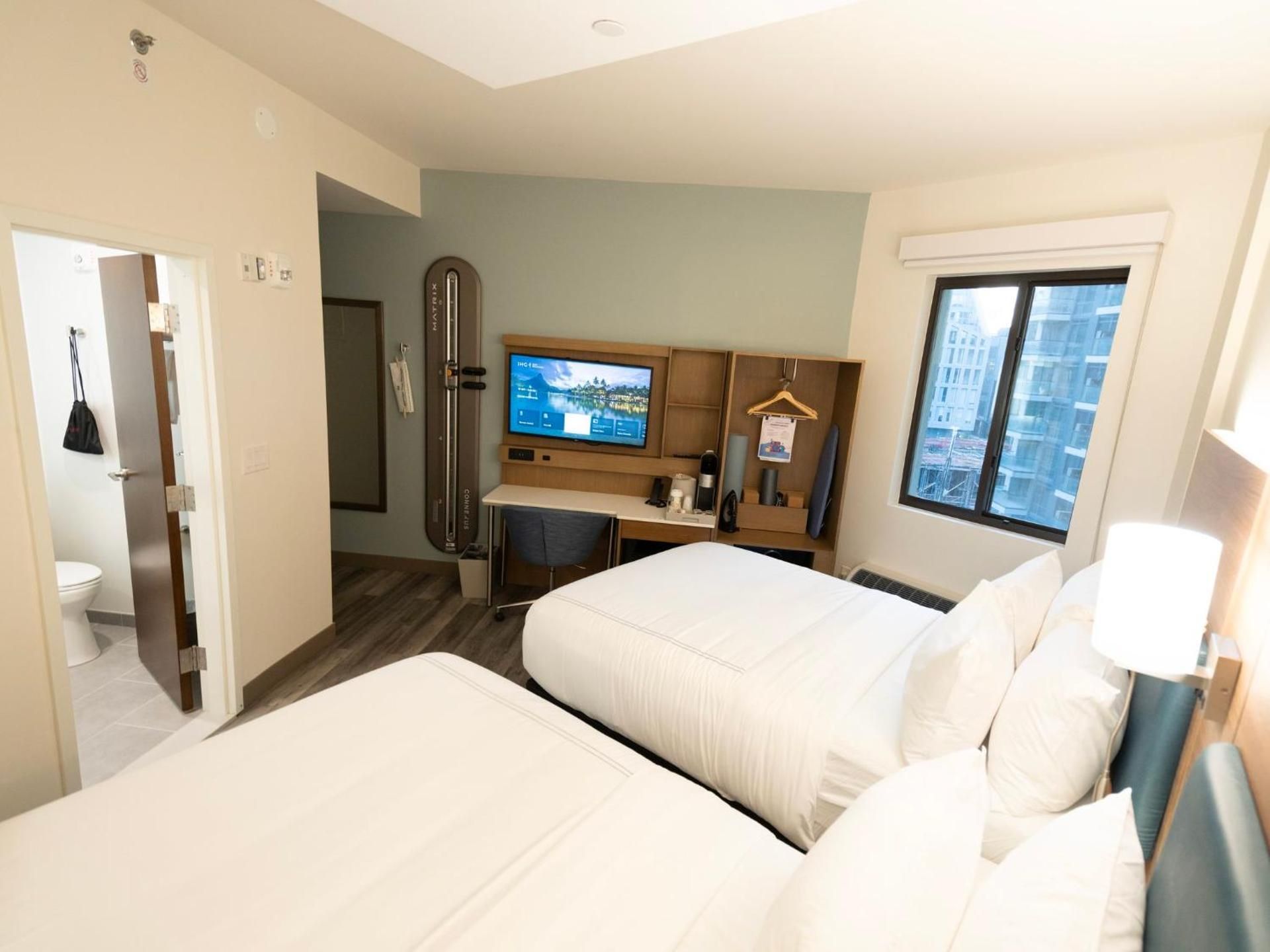 Standard Queen Room - Communications Access