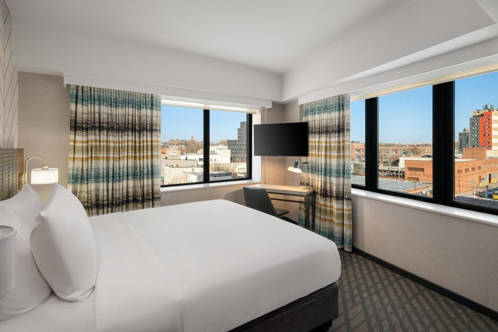 1 King Bed, Nonsmoking, City View, Chair
