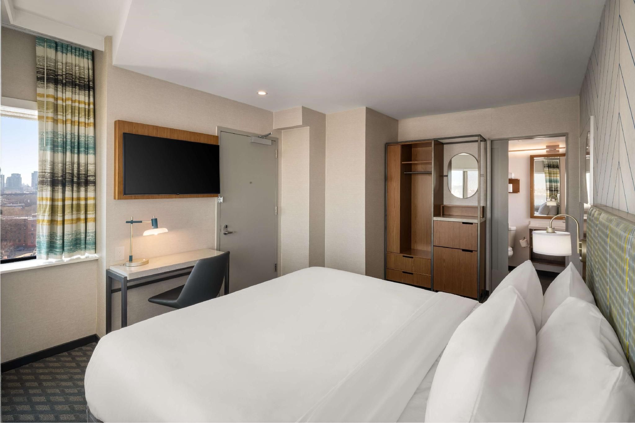 1 King Bed, Nonsmoking, City View, Chair