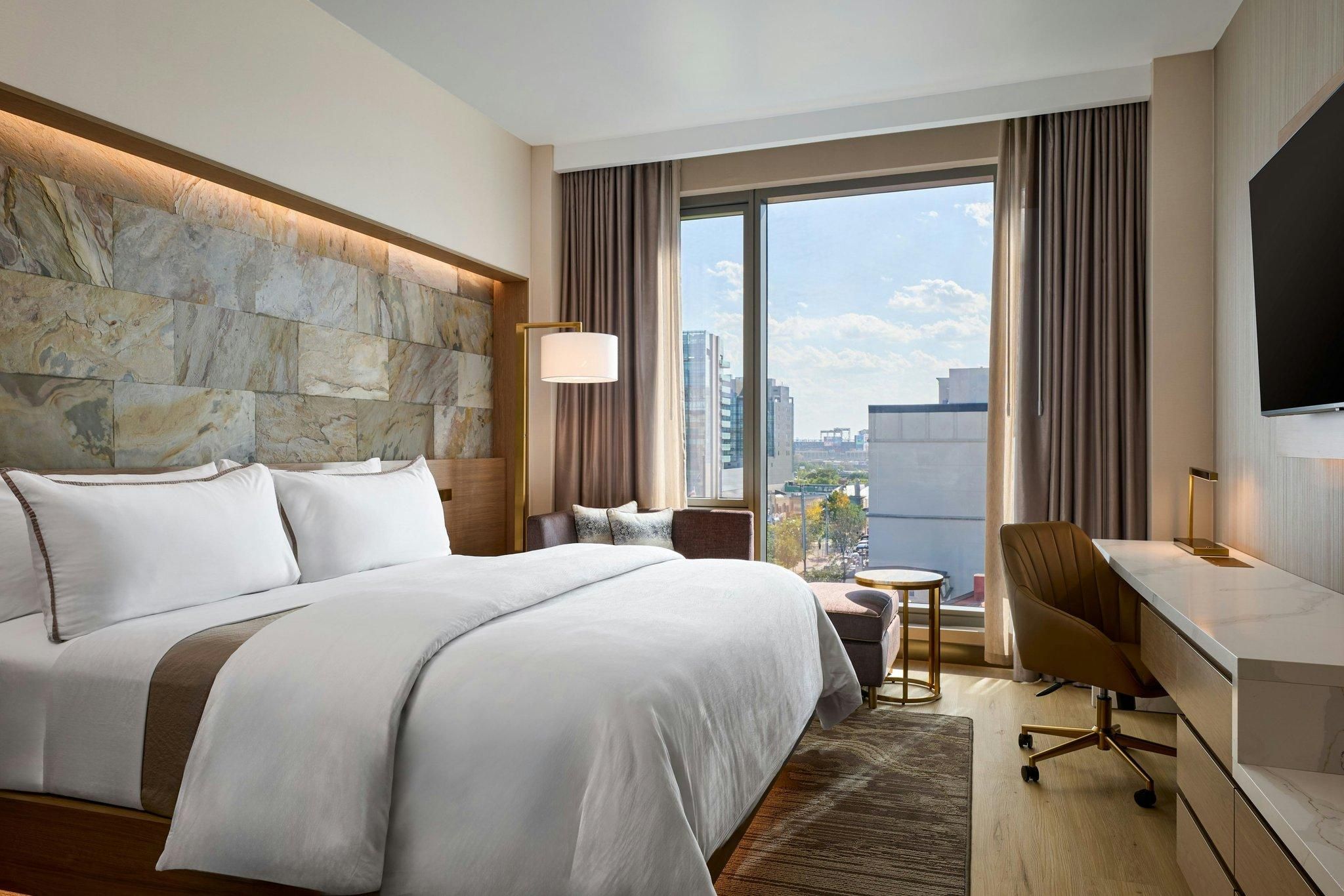 Deluxe, Guest room, 1 King, City view