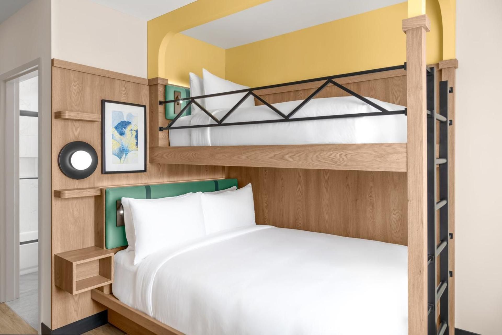 One-Bedroom Queen Suite with Bunk Bed