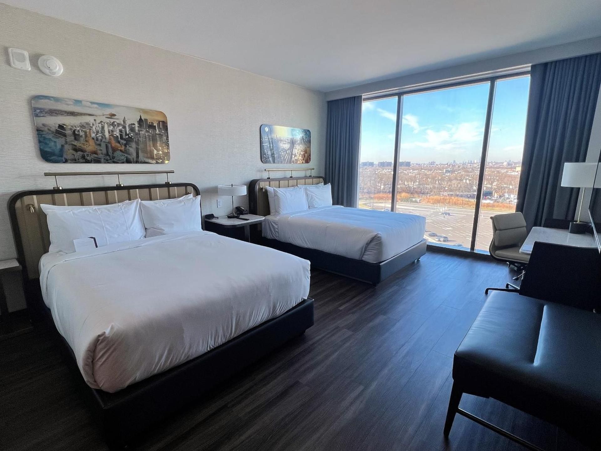2 Queen Beds City View
