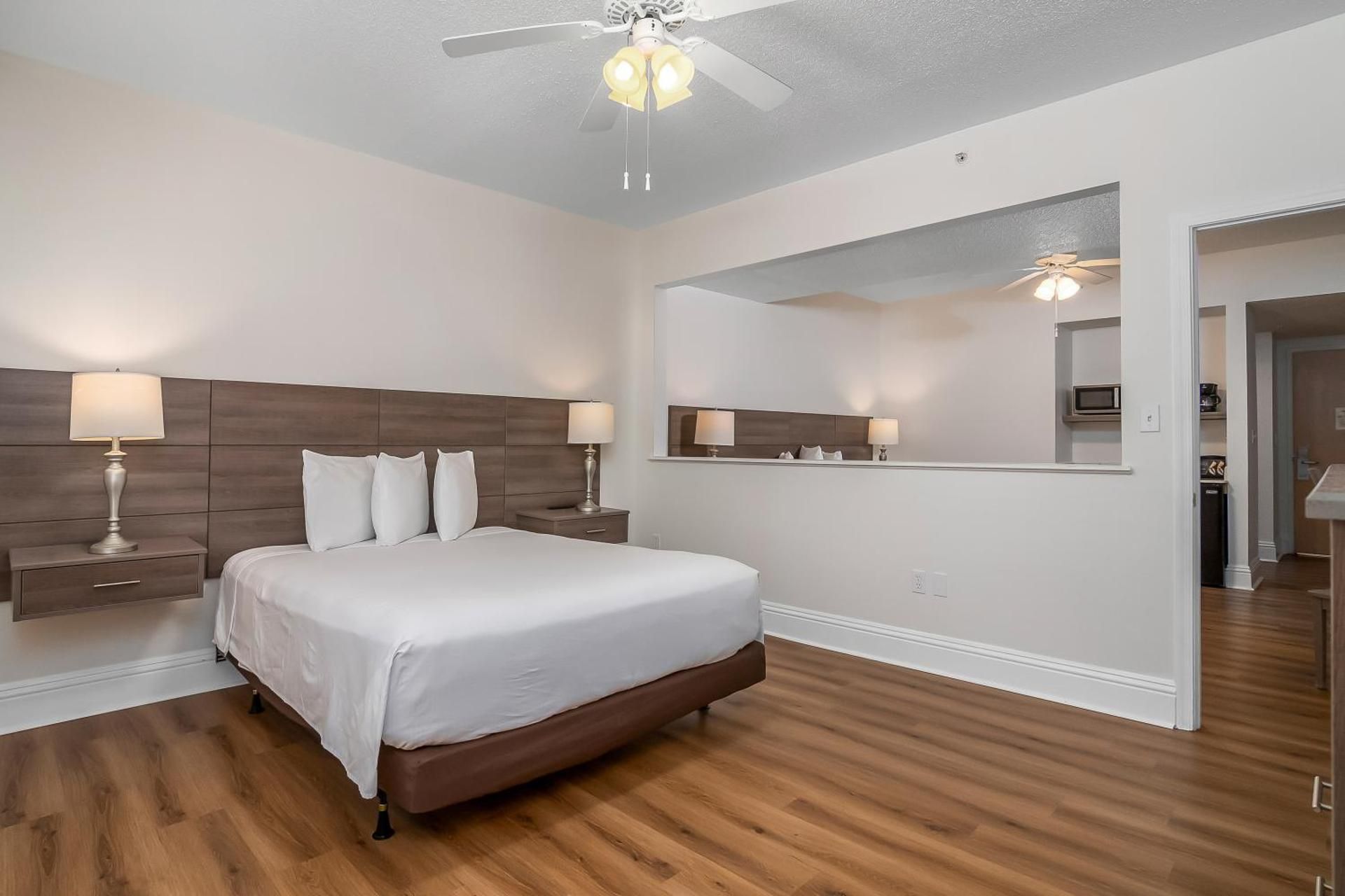 Naples Park Central Hotel Queen Suite 2