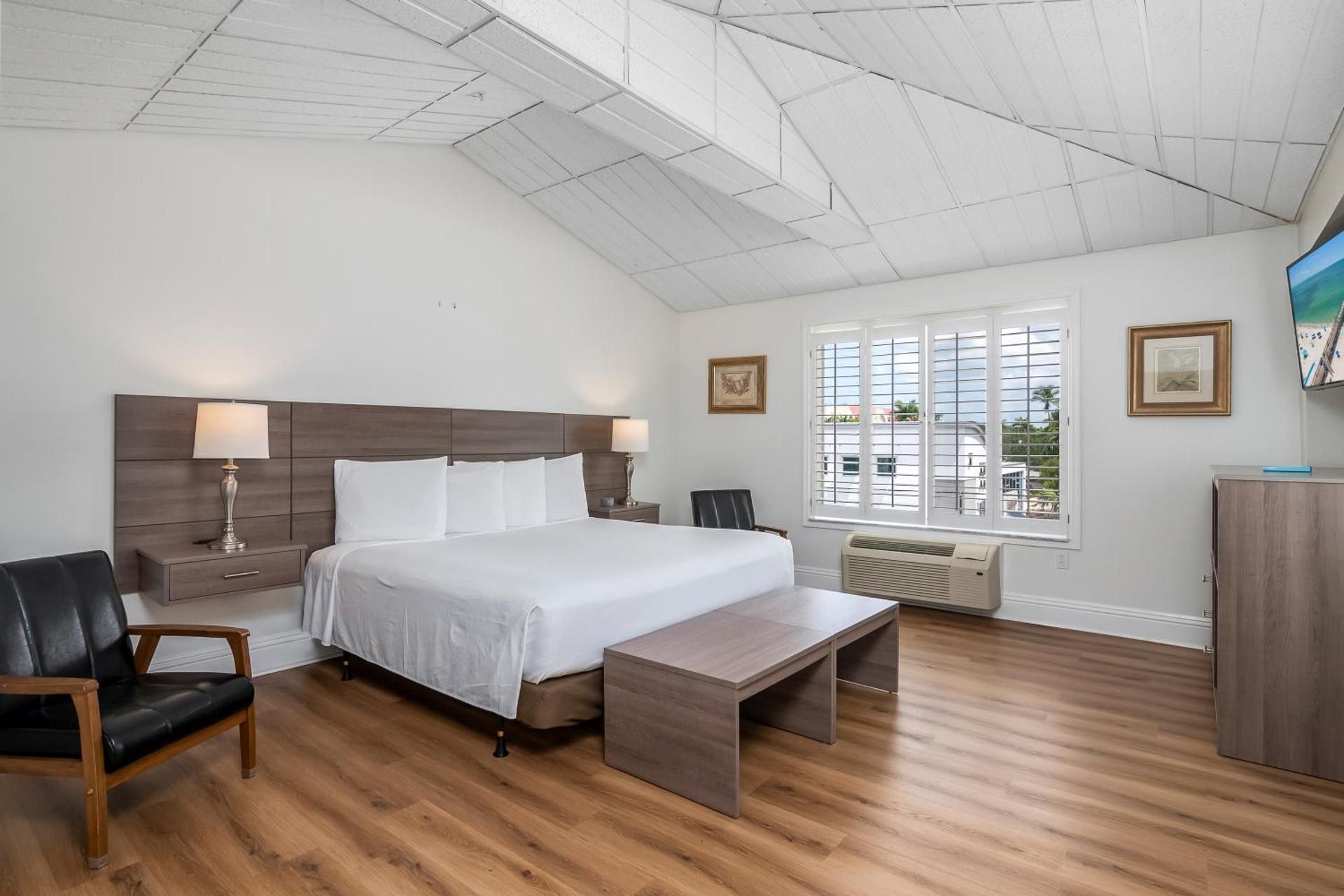 Naples Park Central Hotel King Suite