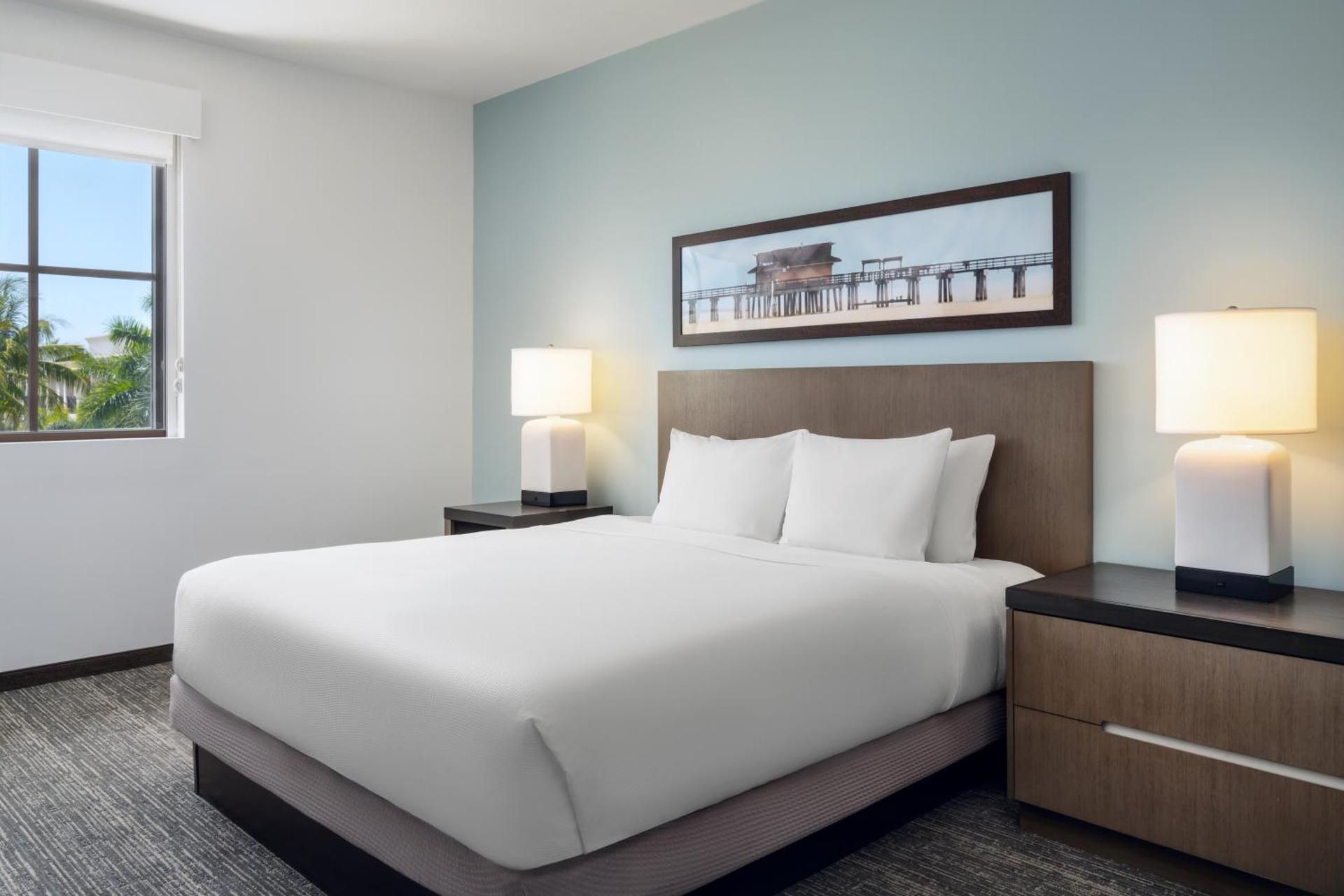 Hyatt House Naples/5th Avenue King Bed Den Guestroom 2