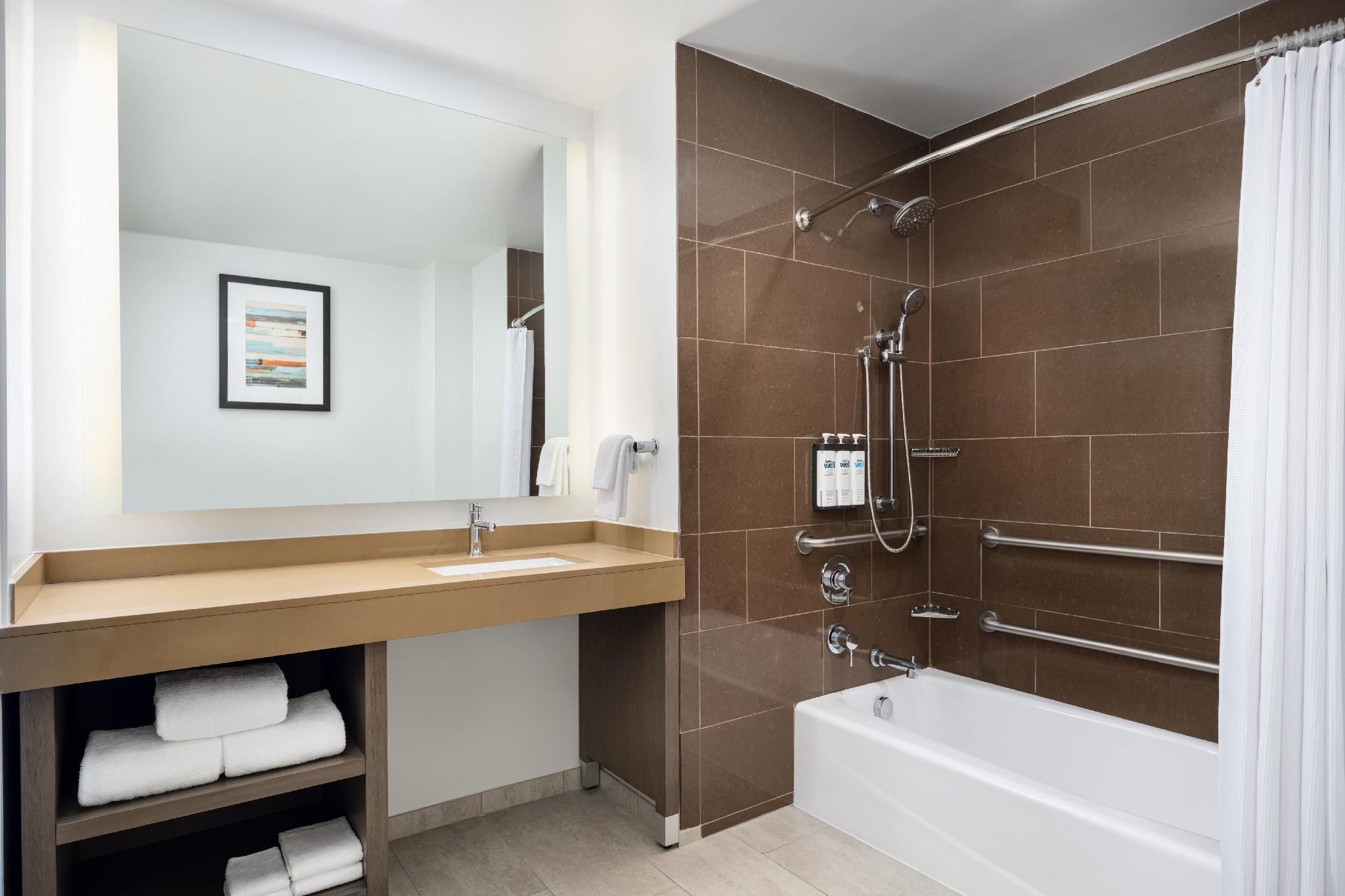 Ada King Bed Onebedroom Kitchen Suitetub