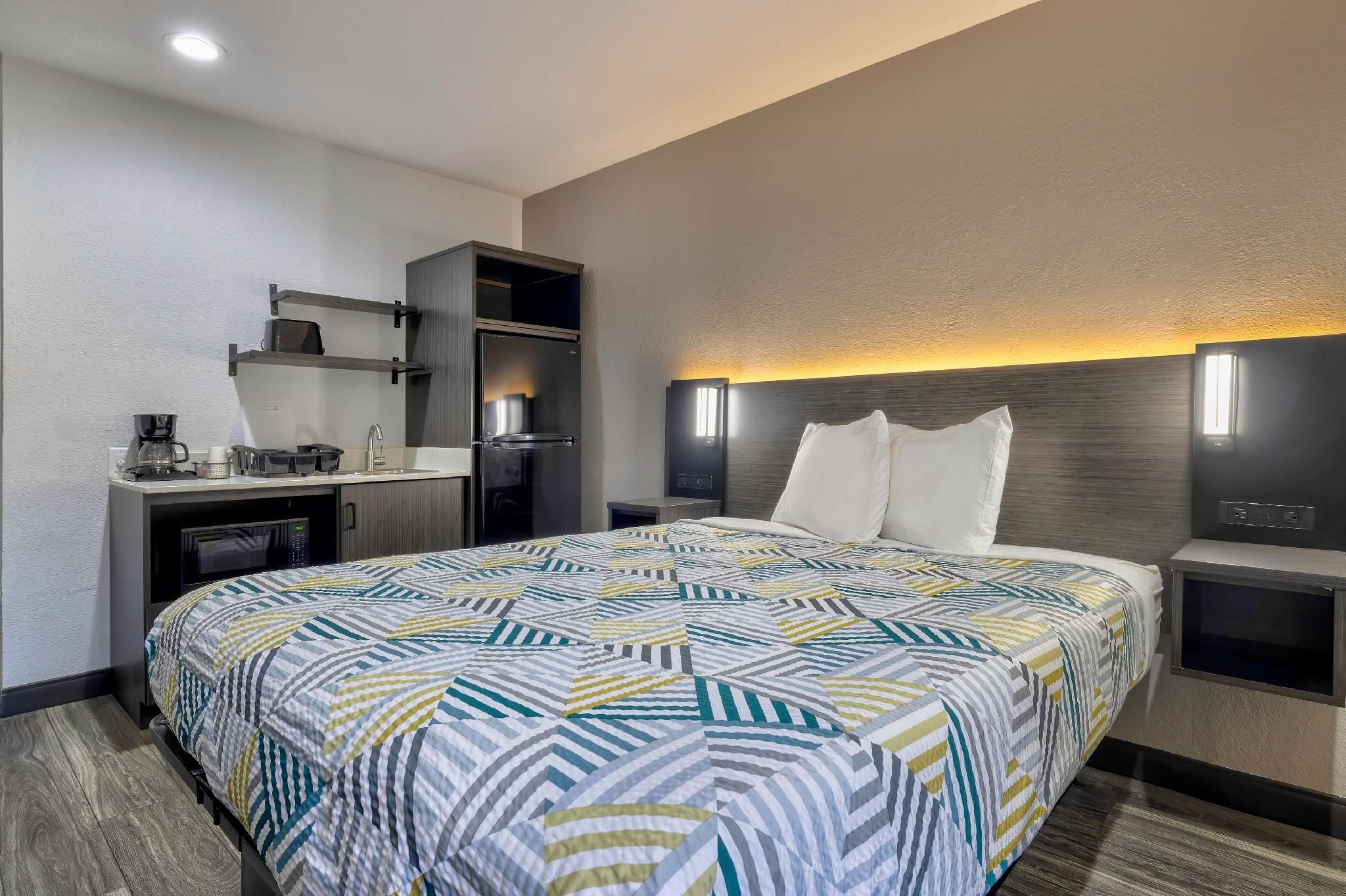 1 Queen Bed | Non-Smoking, Kitchen