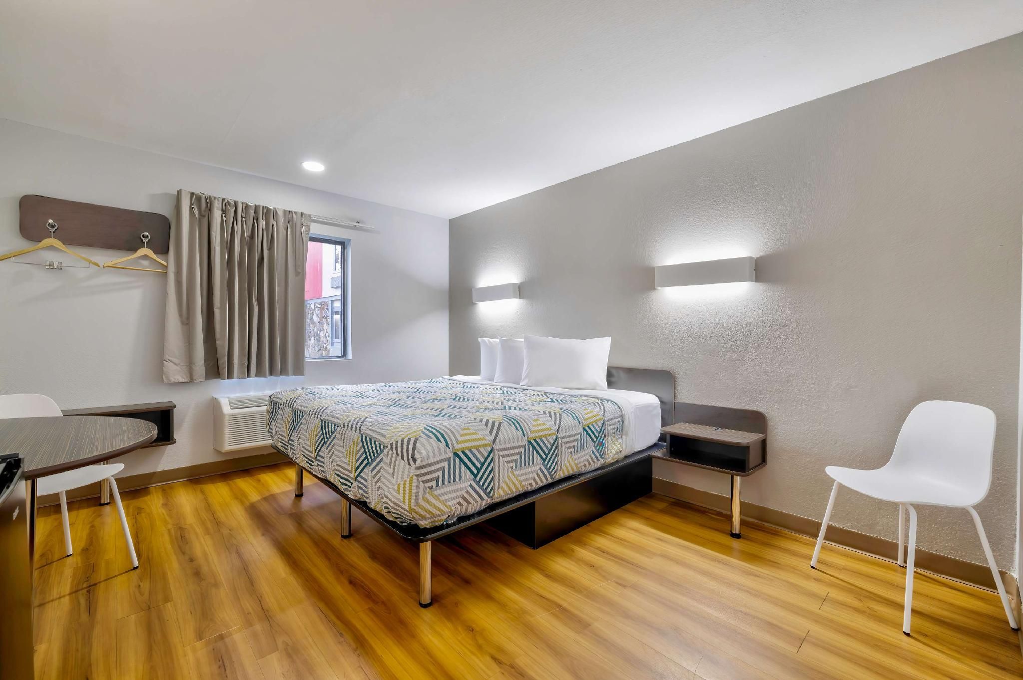 1 King Bed | Non-Smoking, Kitchen