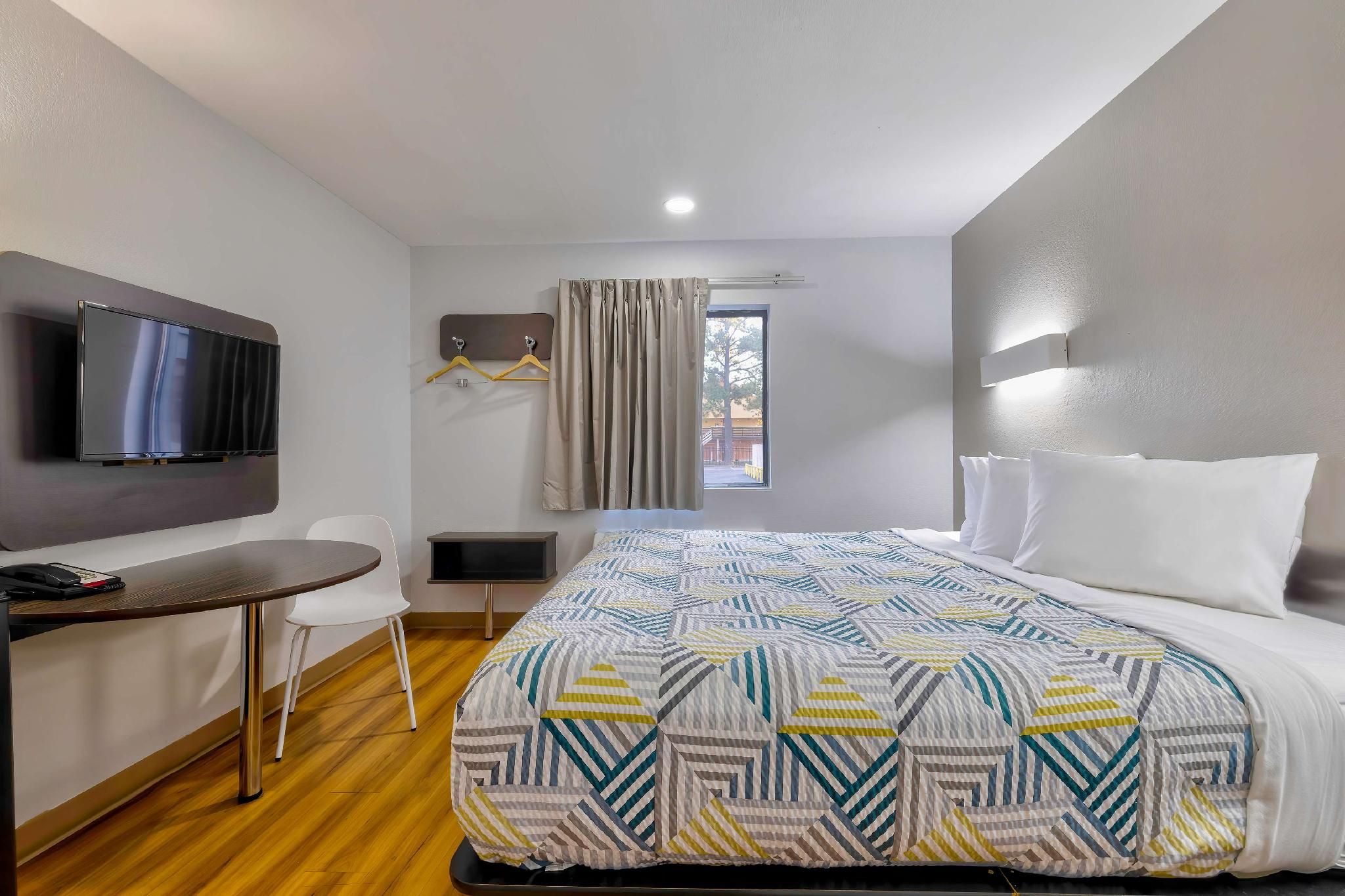1 King Bed | Non-Smoking, Kitchen