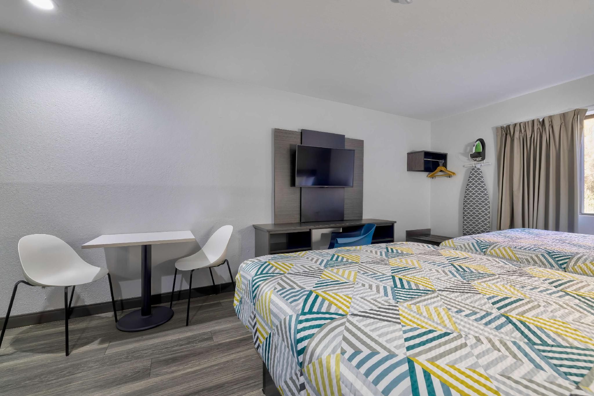 2 Full Beds | Smoking, Kitchen