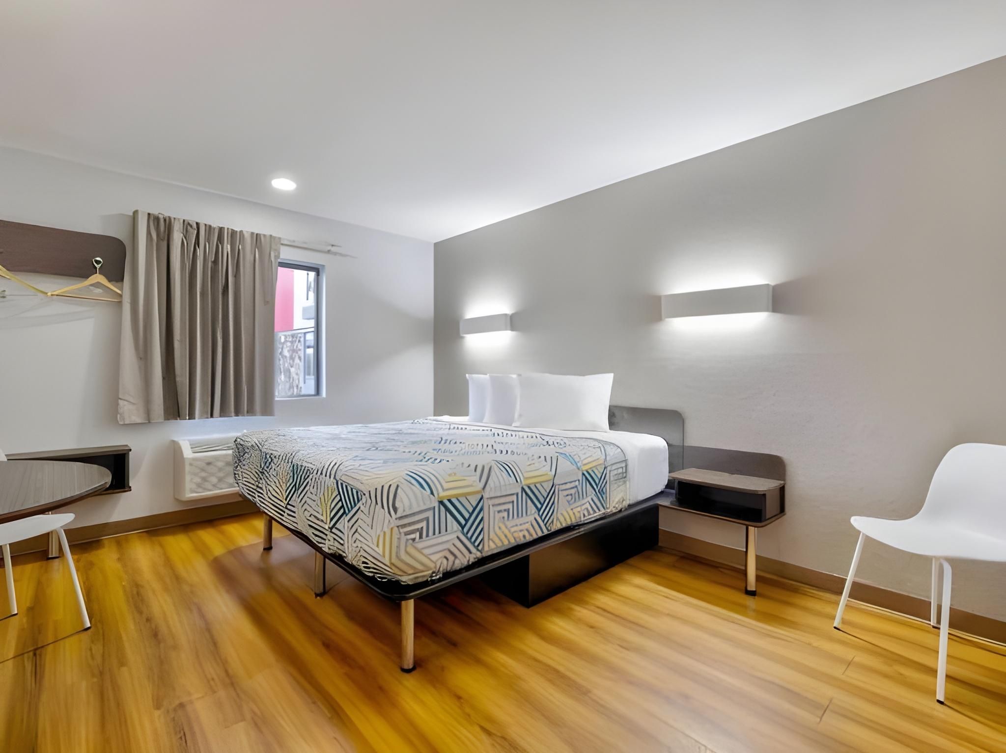 King Room with Roll-in Shower - Disability Access - Non-Smoking