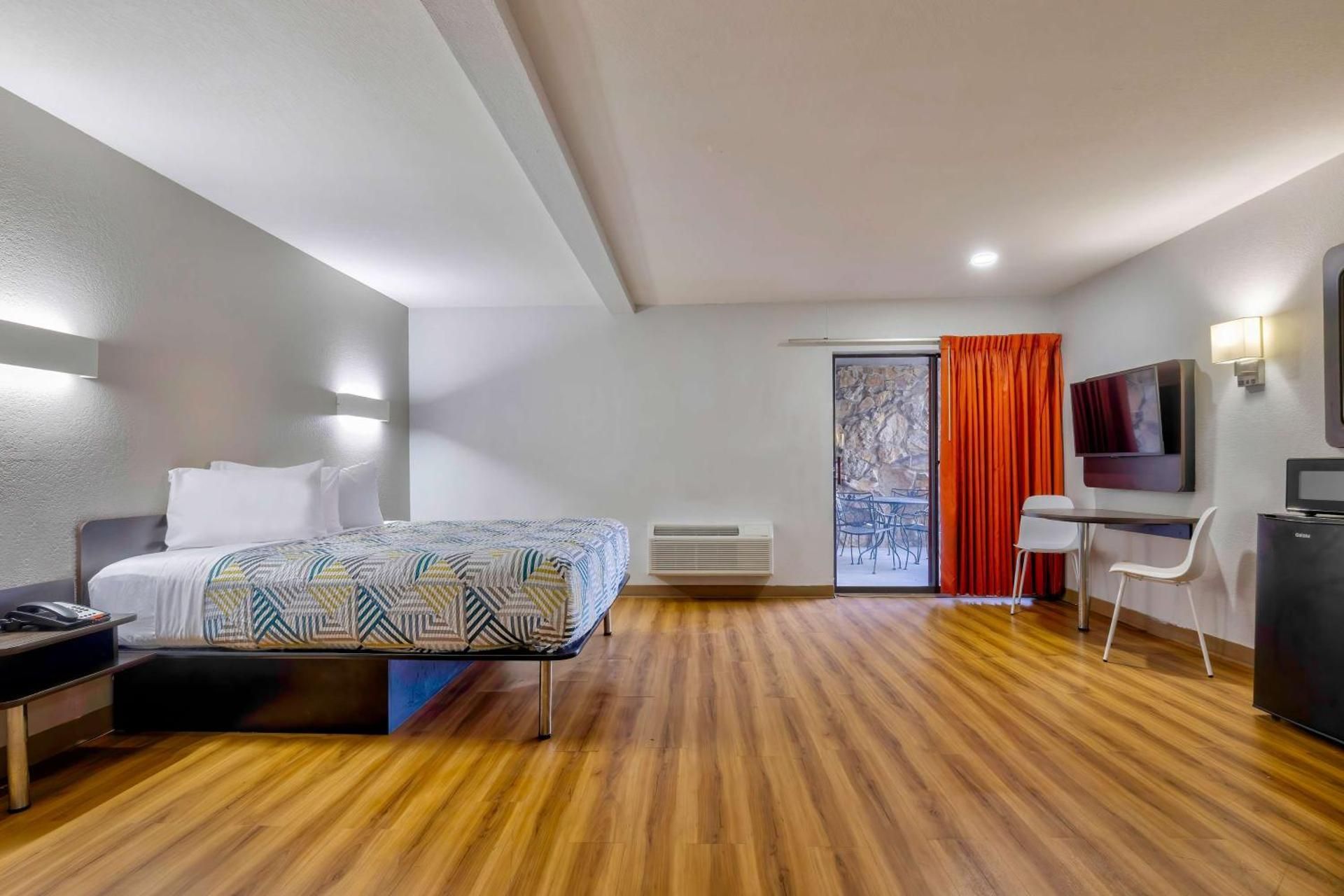 King Suite with Balcony - Non-Smoking