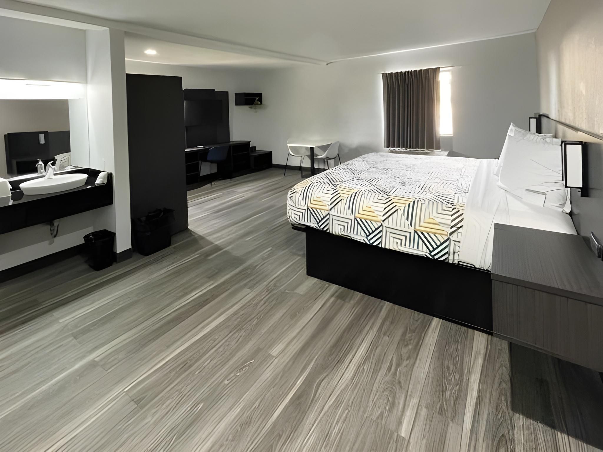 Deluxe King Room - Non-Smoking