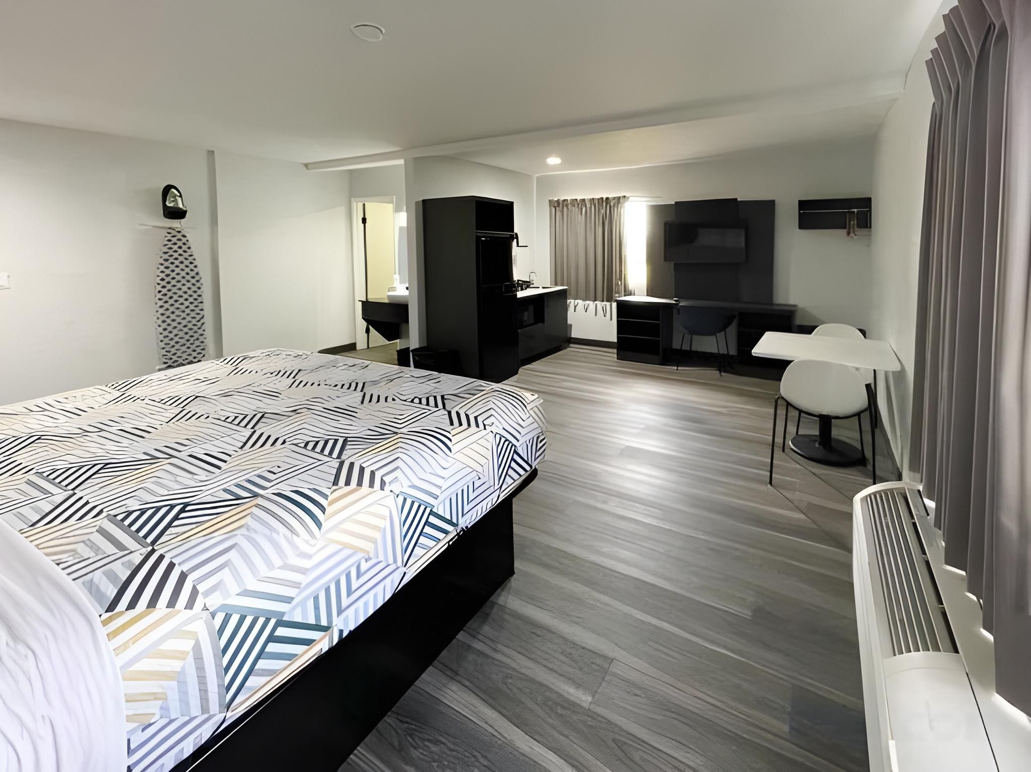 Deluxe King Room - Non-Smoking