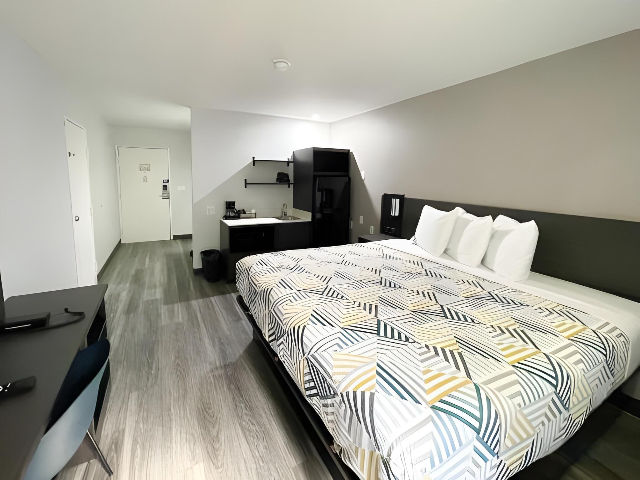 King Room with Roll-in Shower - Disability Access - Non-Smoking